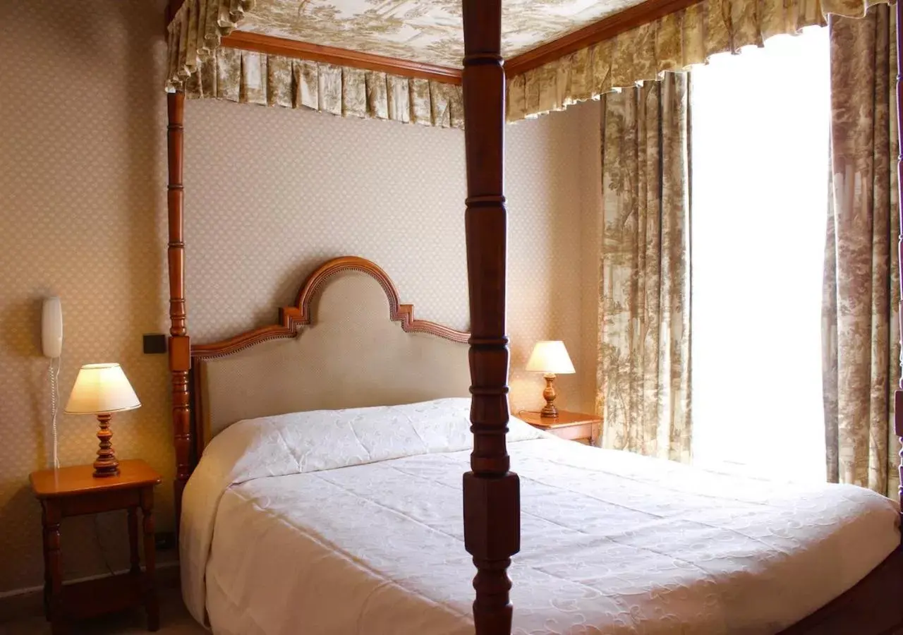 Photo of the whole room, Bed in Hotel de la Bretonnerie