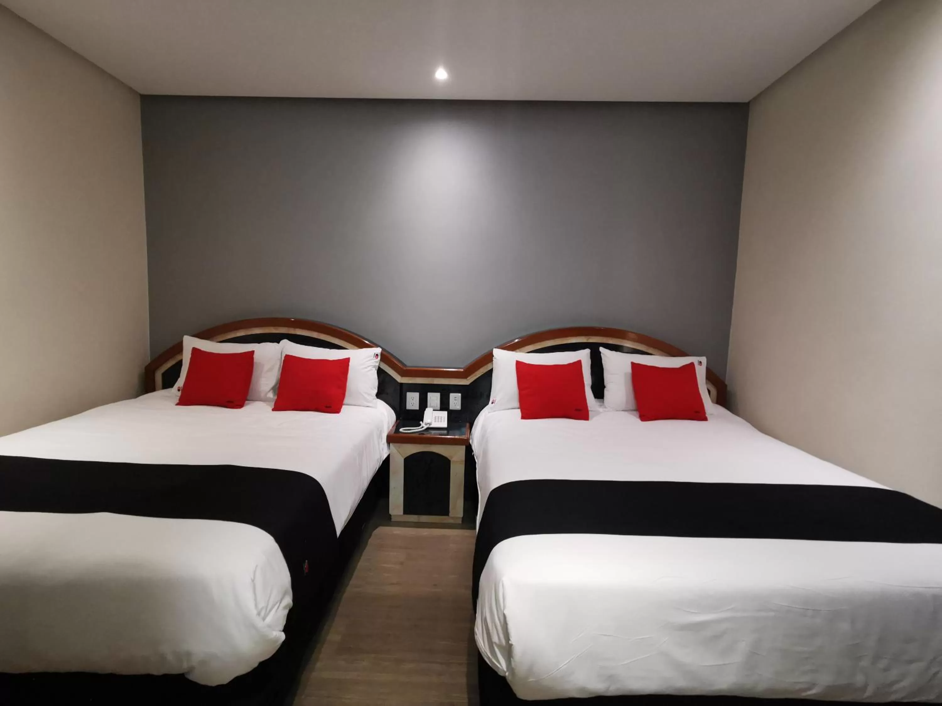 Bedroom, Bed in Hotel Monarca