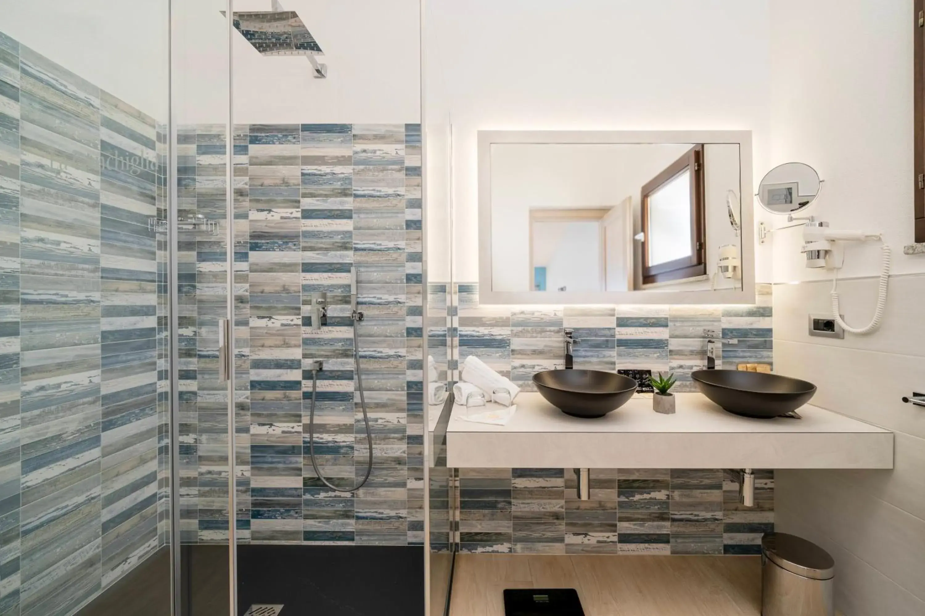 Shower, Bathroom in Hotel Ristorante La Conchiglia