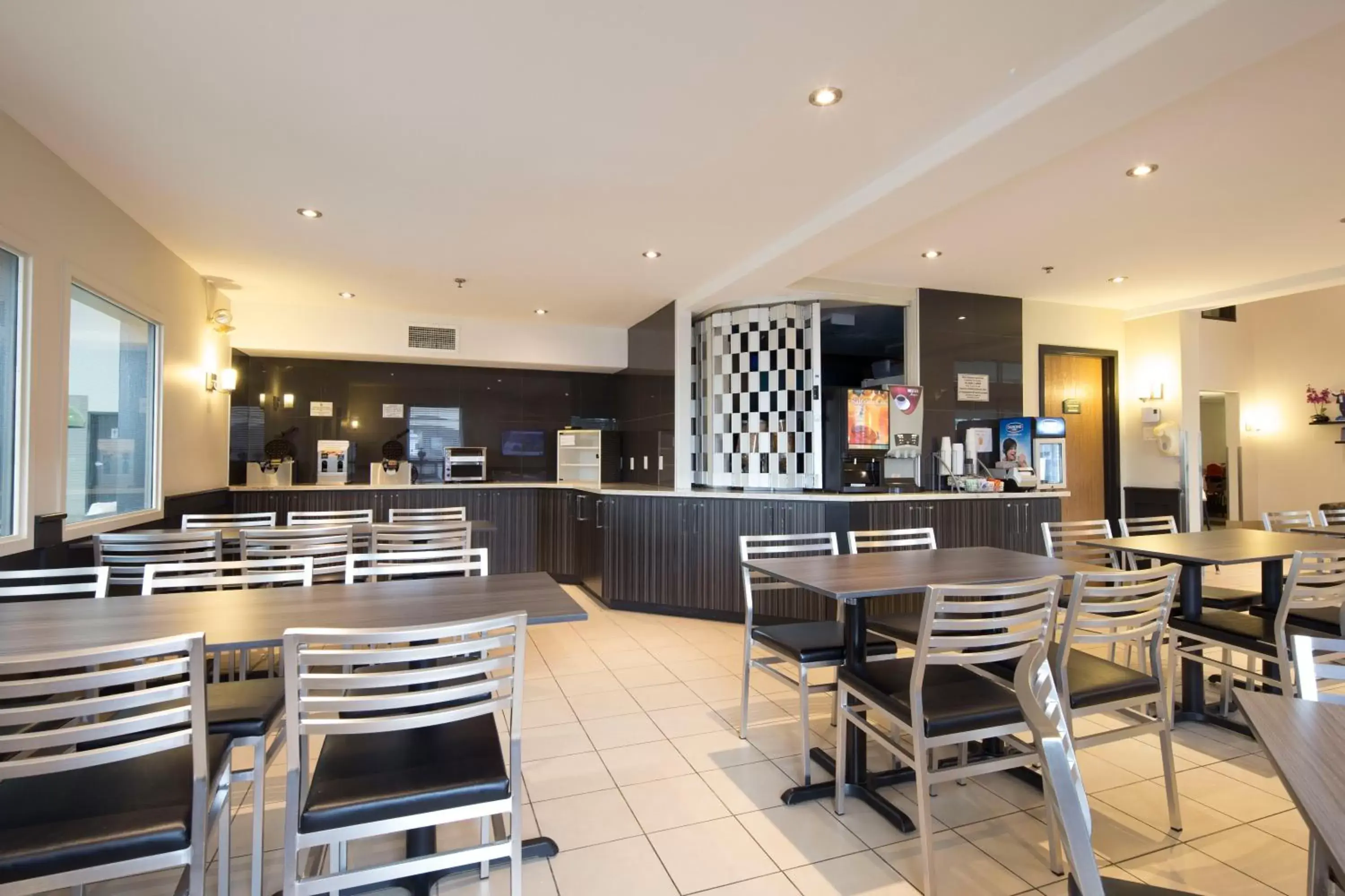 Continental breakfast, Restaurant/Places to Eat in Super 8 by Wyndham Quebec City