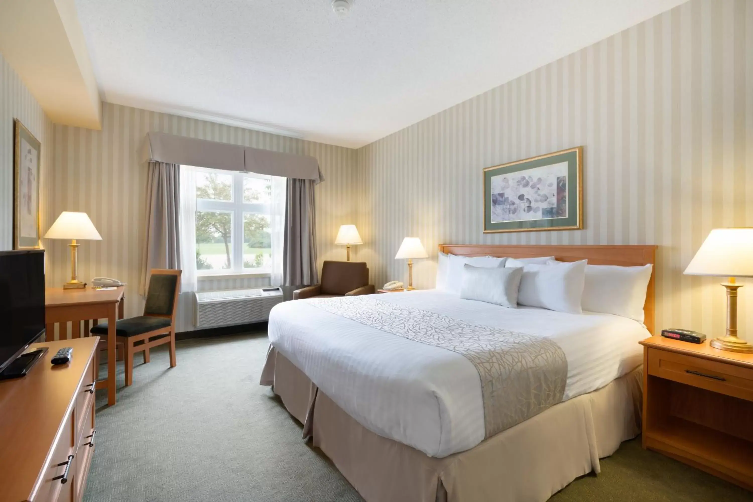 Bedroom, Bed in Days Inn by Wyndham Orillia