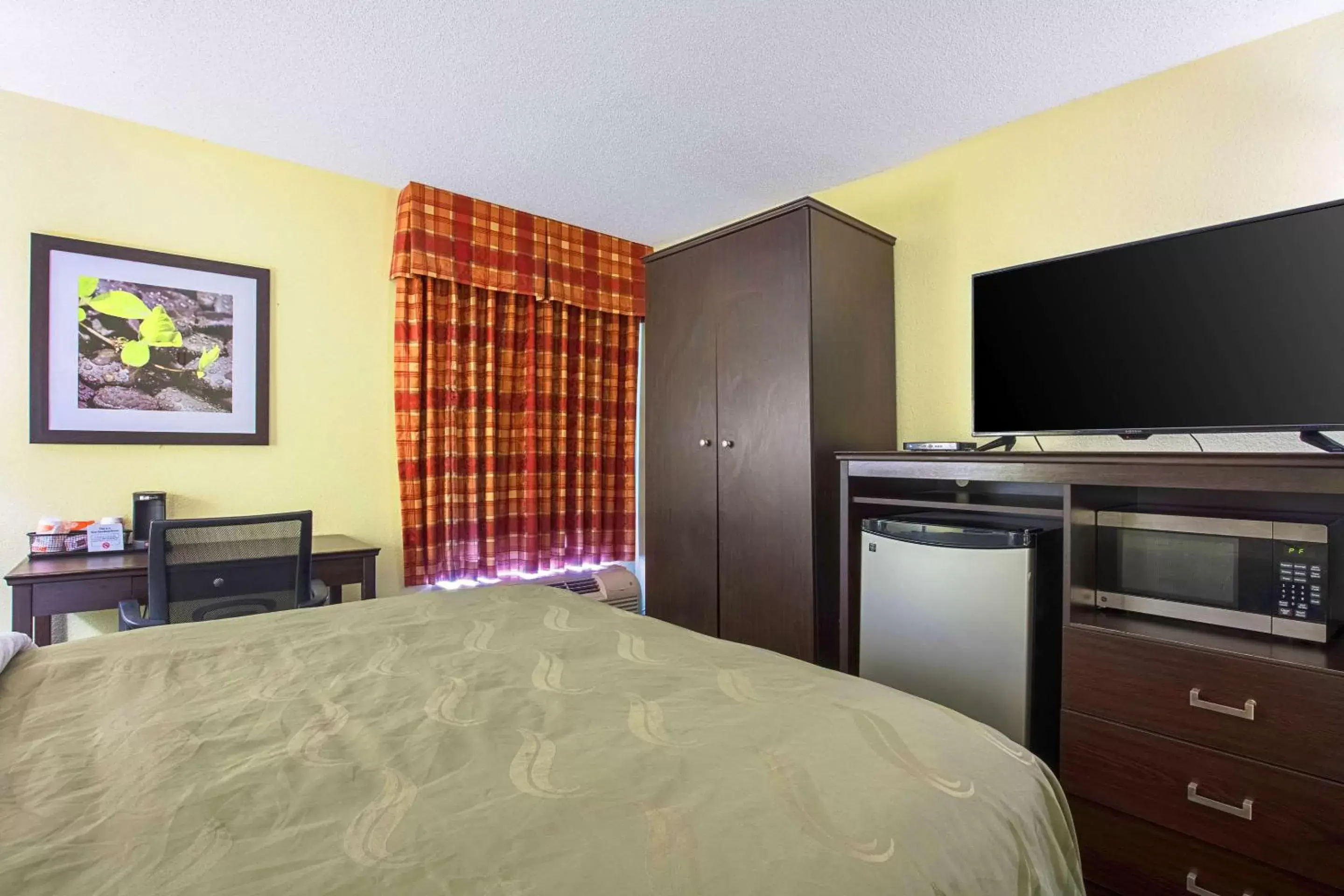 Photo of the whole room, TV/Entertainment Center in Quality Inn Holly Springs South