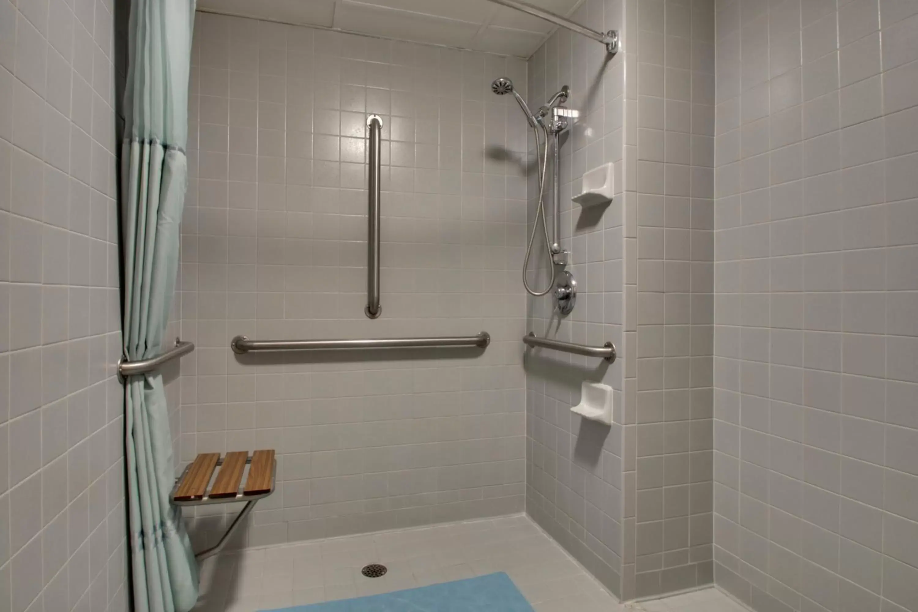 Shower, Bathroom in Angel Inn - Central