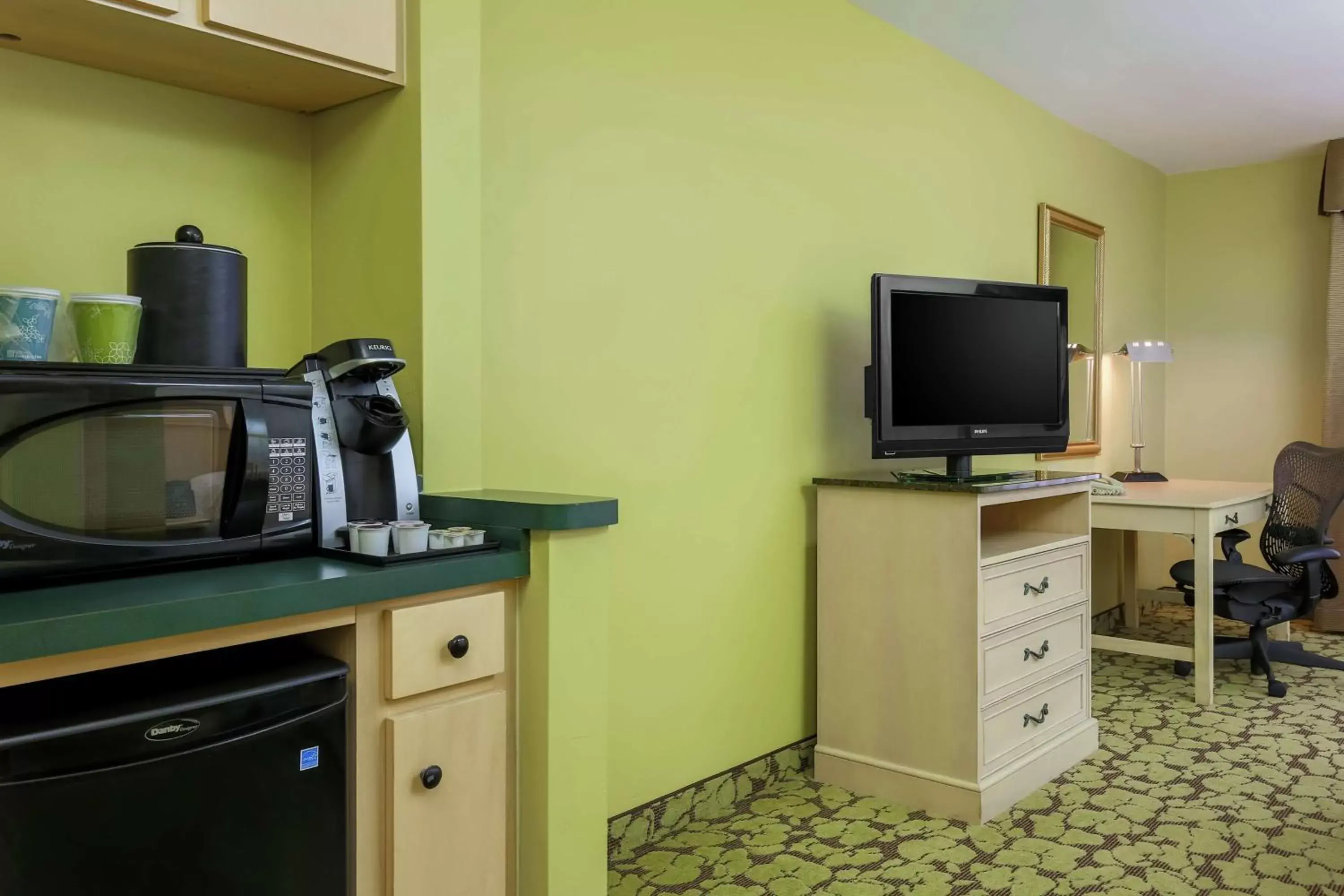 Bedroom, TV/Entertainment Center in Hilton Garden Inn Tallahassee