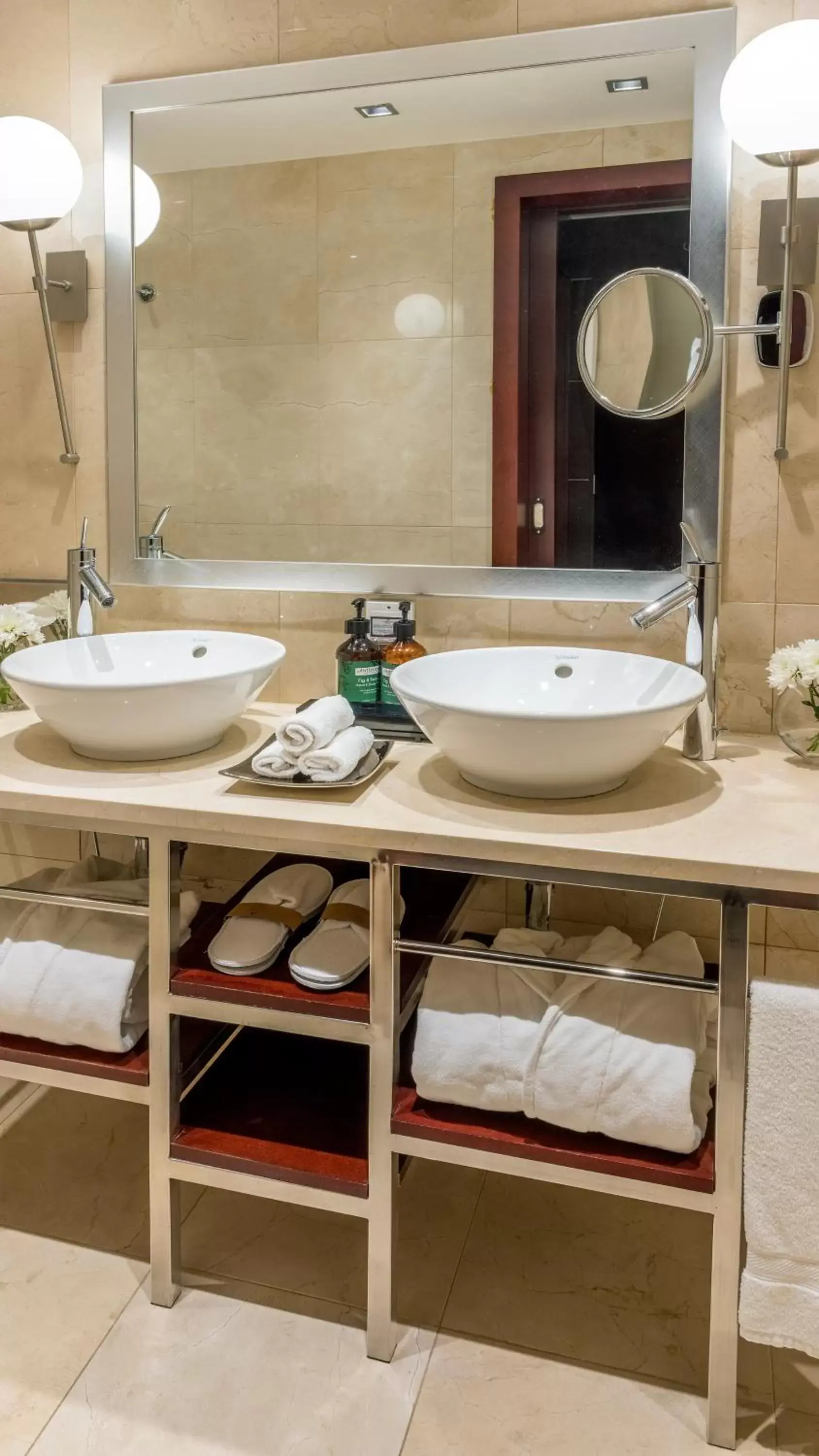 Diplomatic King Suite in Crowne Plaza Porto by IHG Diplomatic King Suite in Crowne Plaza Porto by IHG