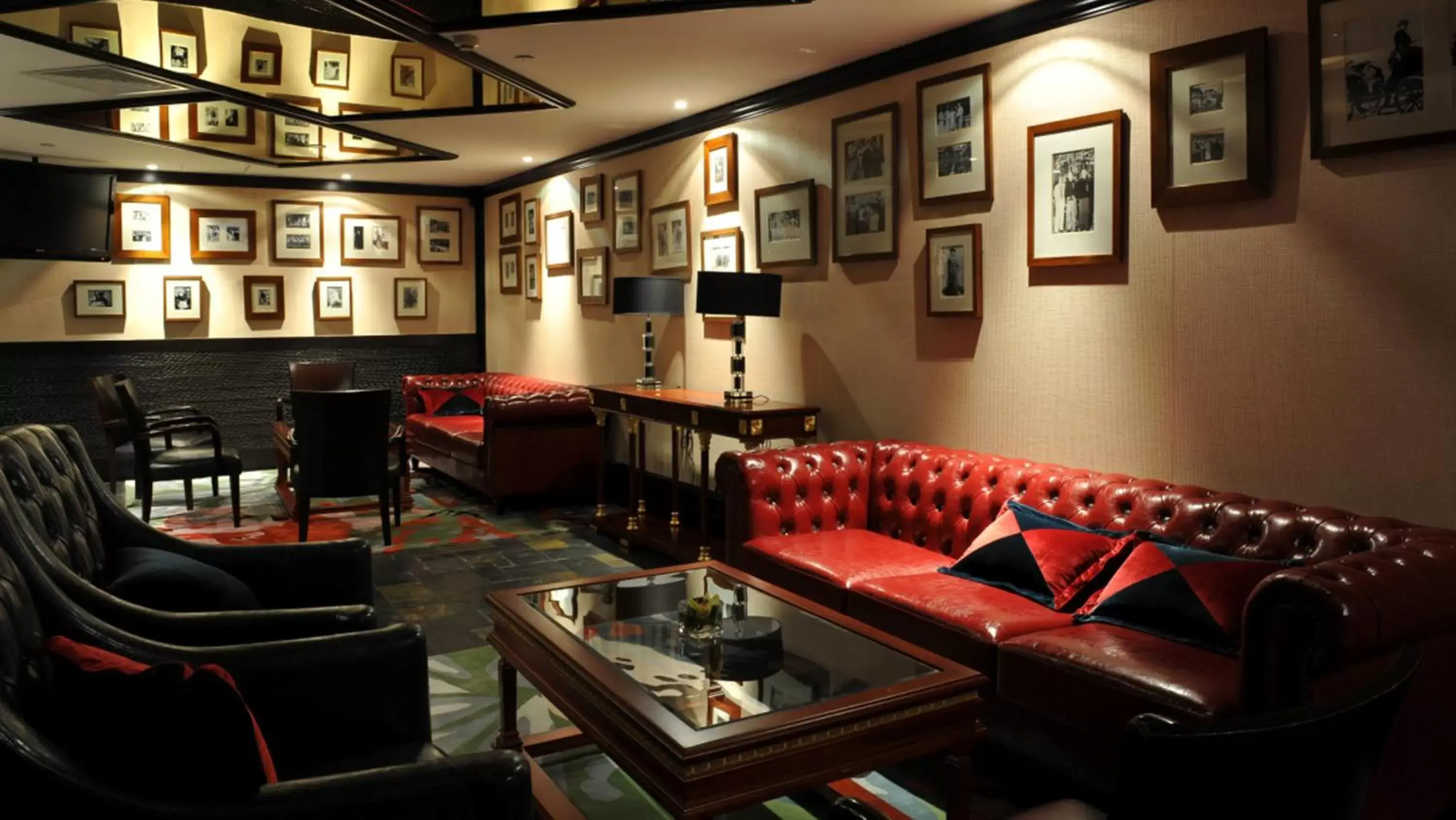 Lounge or bar in InterContinental Shanghai Pudong by IHG Lounge or bar in InterContinental Shanghai Pudong by IHG