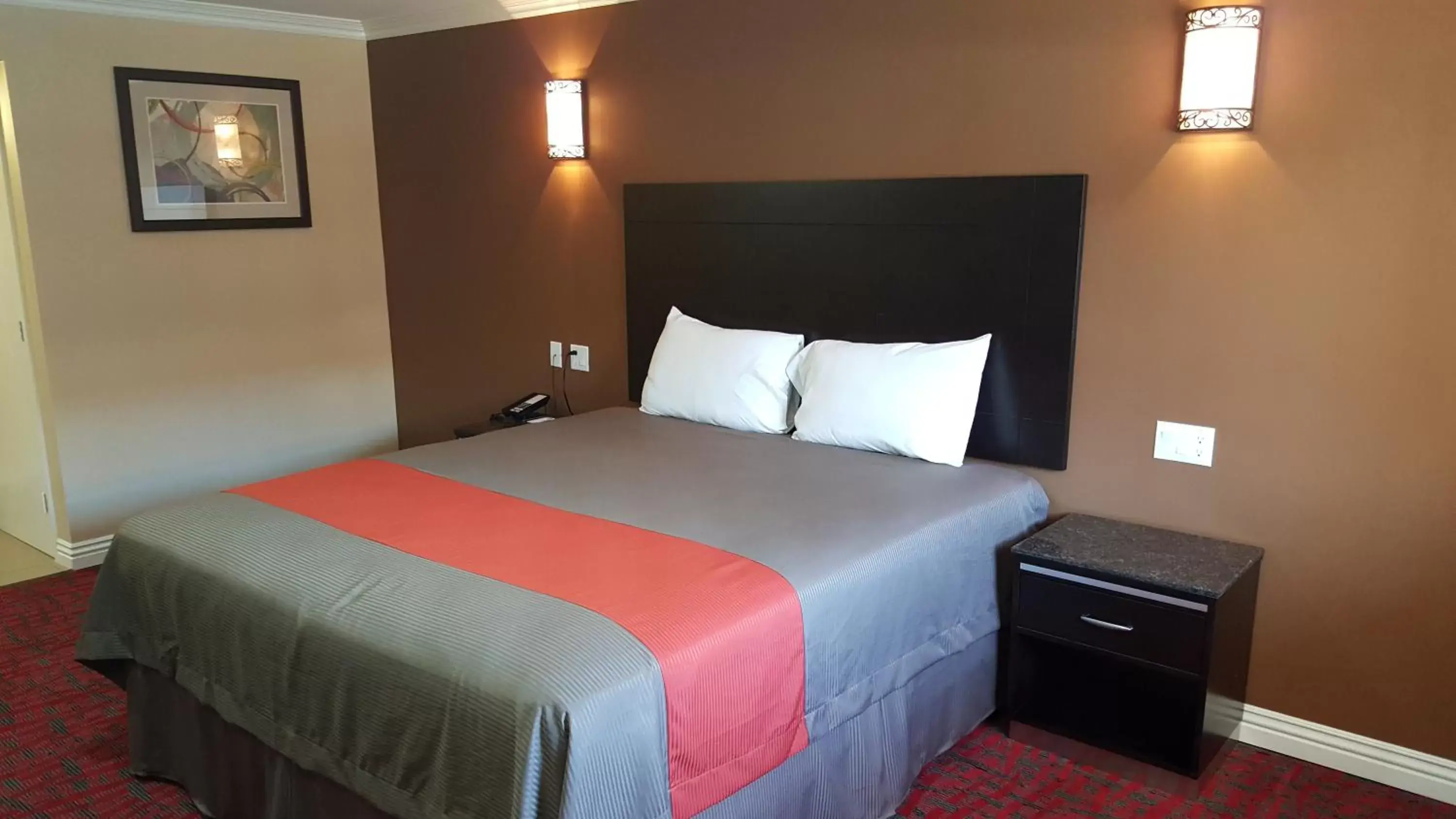 Queen Room with Mobility/Hearing Access - Non-Smoking in Travelodge Inn & Suites by Wyndham Bell Los Angeles Area