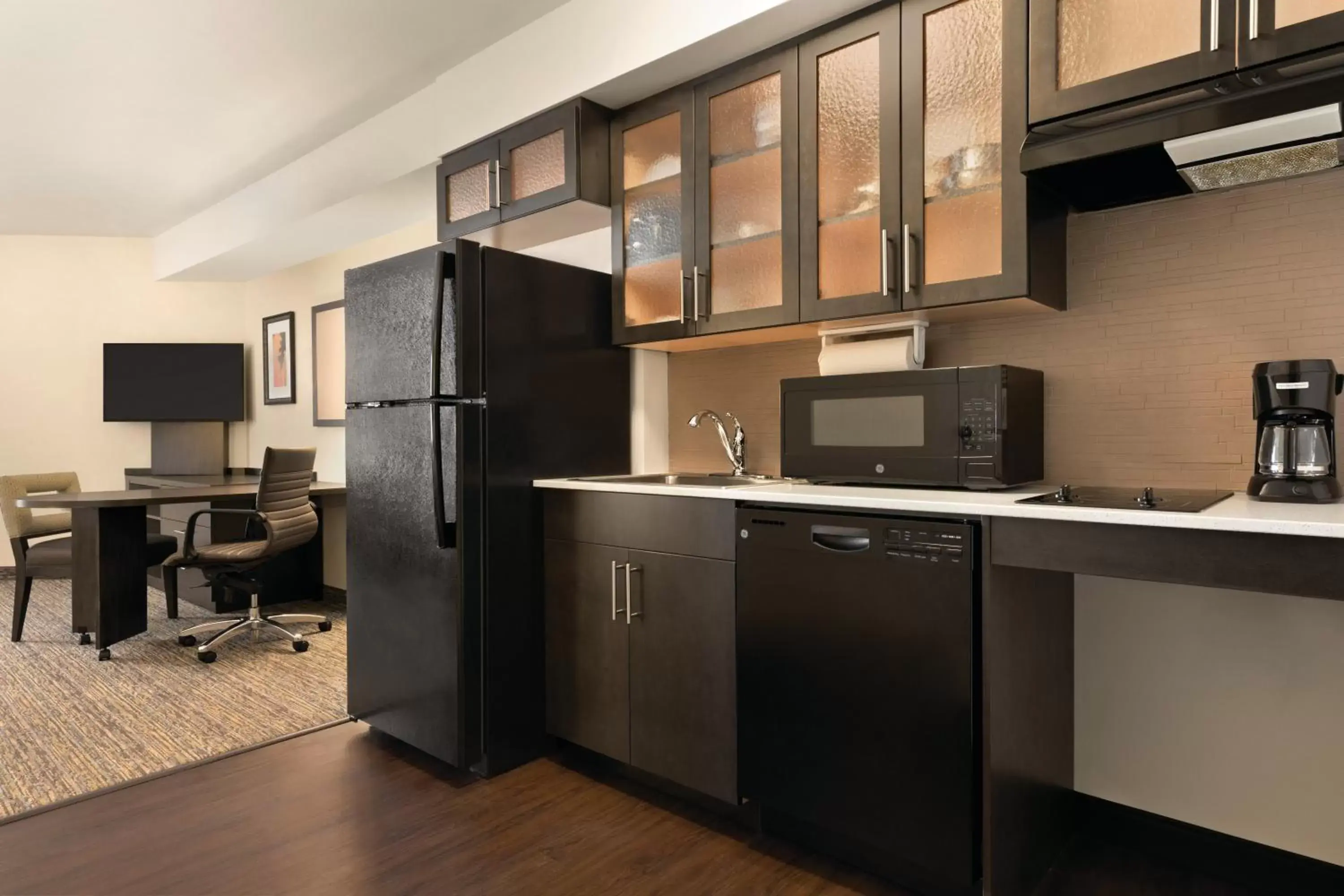 Kitchen or kitchenette, Kitchen/Kitchenette in Park Inn by Radisson, Calgary Airport North, AB