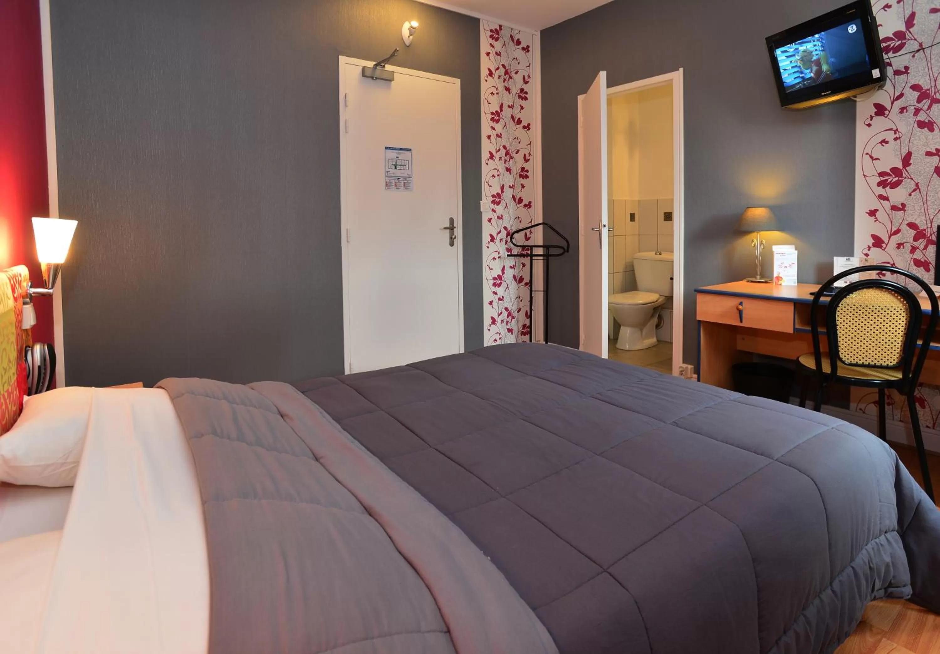 Photo of the whole room, Bed in Hôtel La Croix Blanche