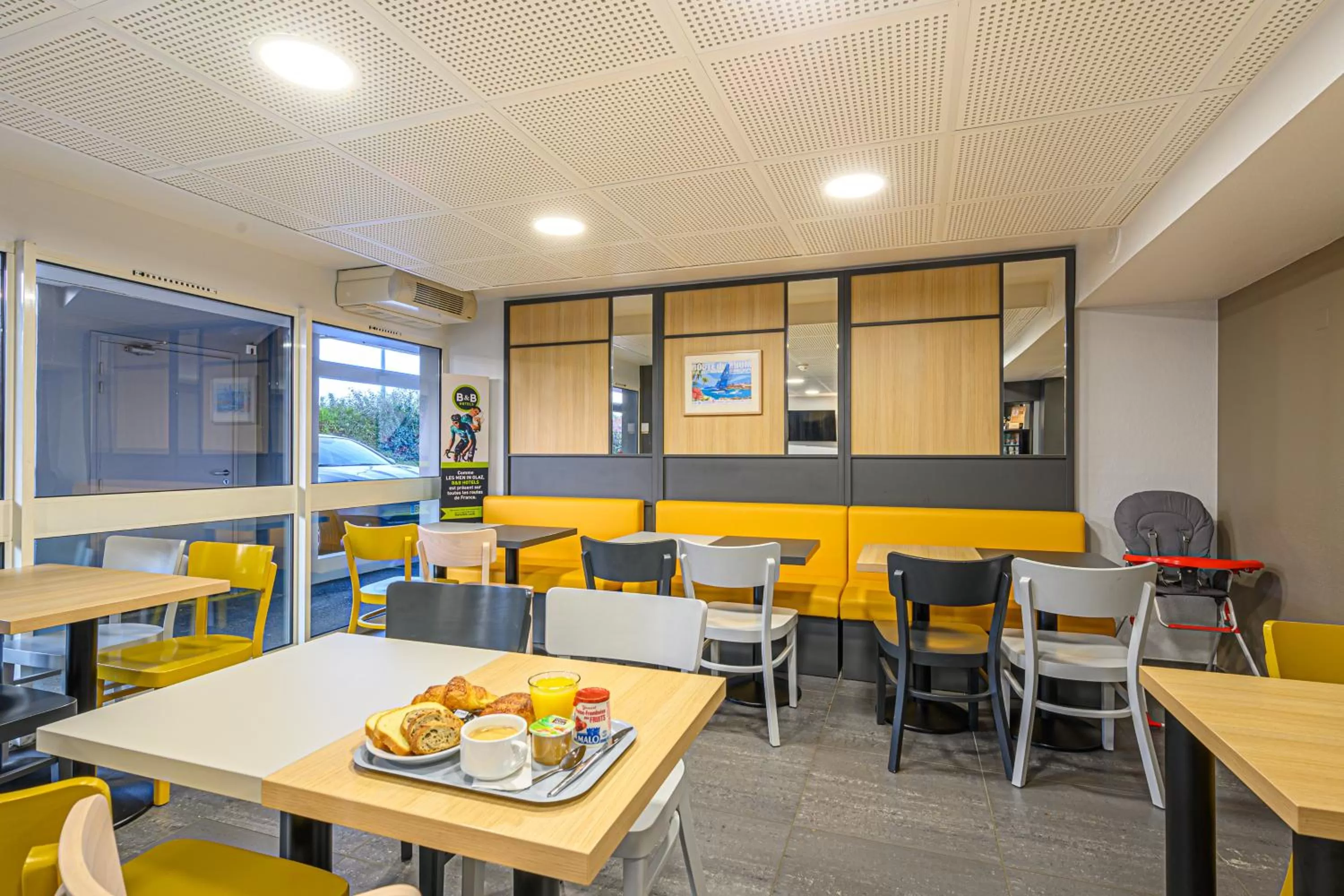 Buffet breakfast in B&B HOTEL Vannes Est Golfe du Morbihan