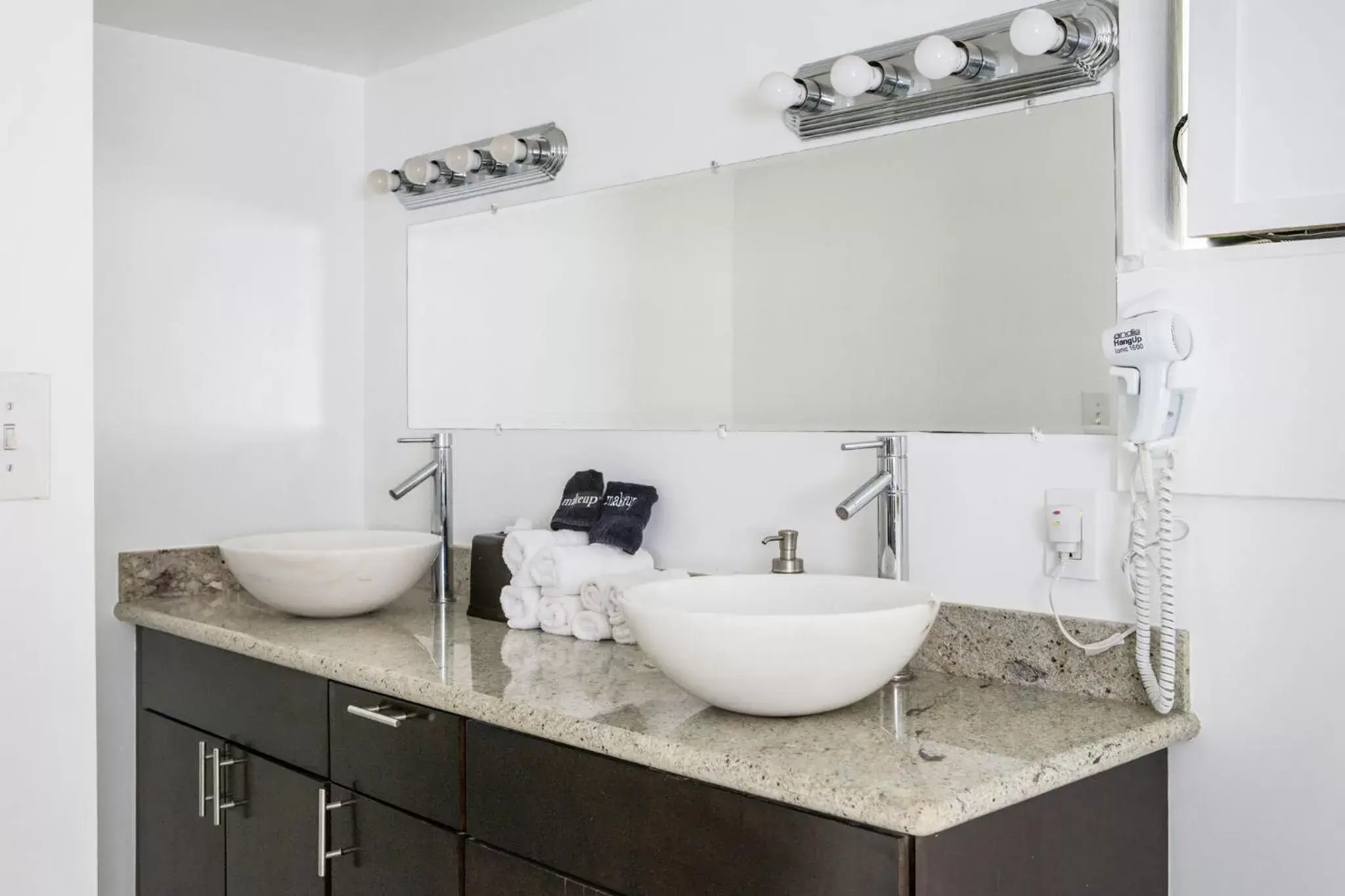 Bathroom in Magazine Mansion