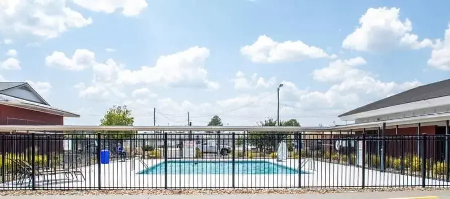 Swimming Pool in Econo Lodge