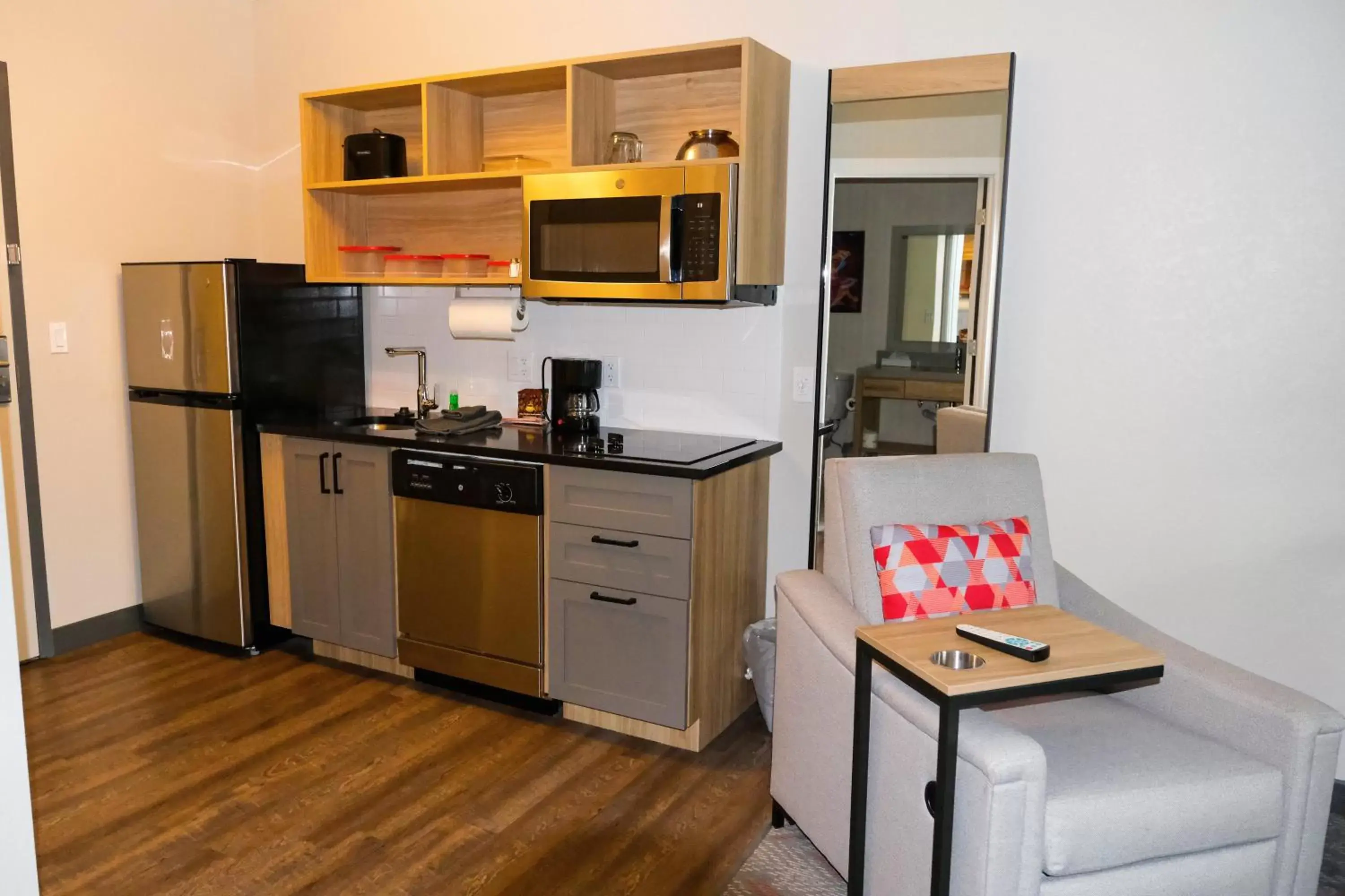 Photo of the whole room, Kitchen/Kitchenette in Candlewood Suites - Ocala I-75, an IHG Hotel