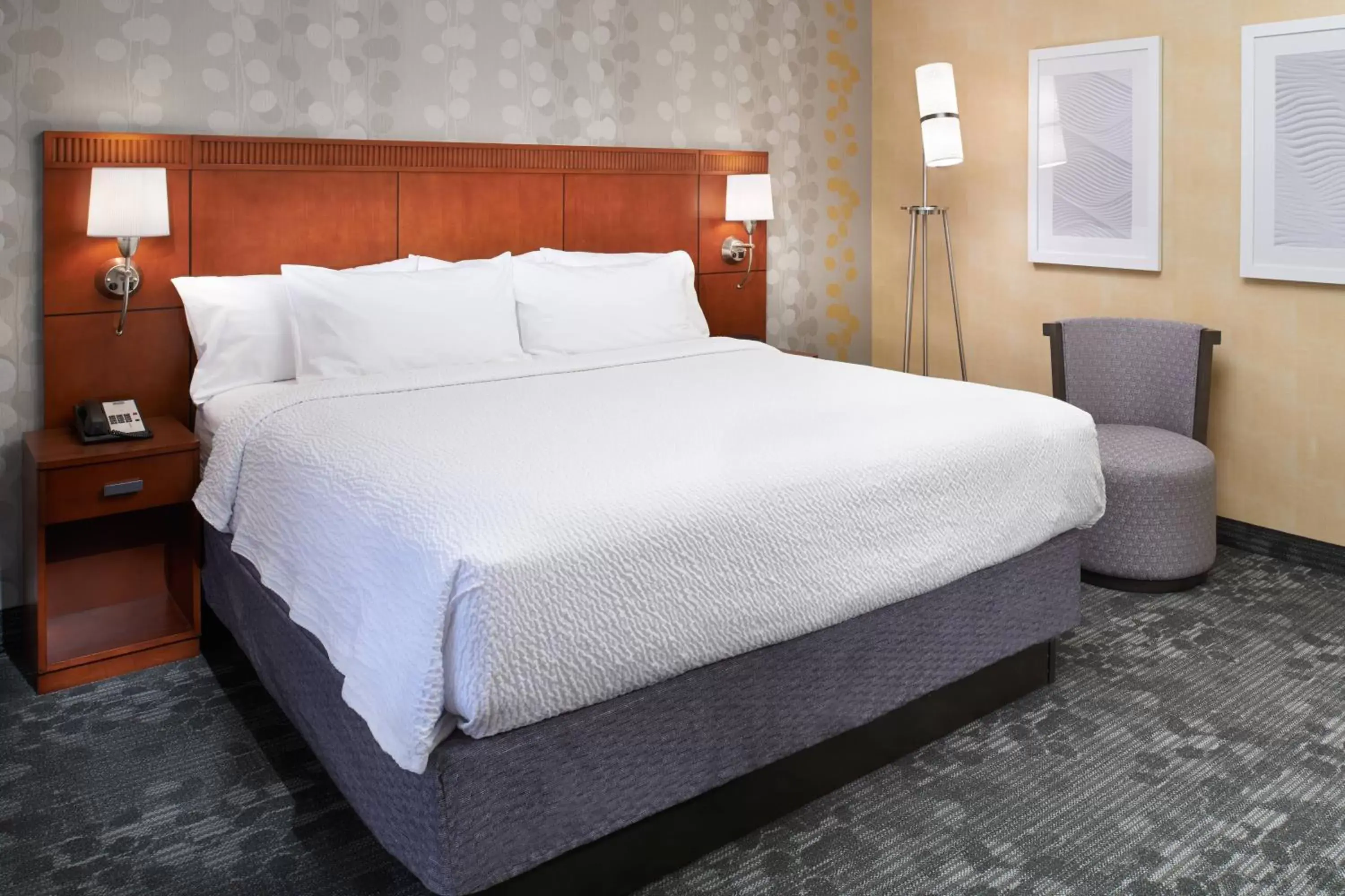 Bedroom, Bed in Courtyard by Marriott Detroit Livonia