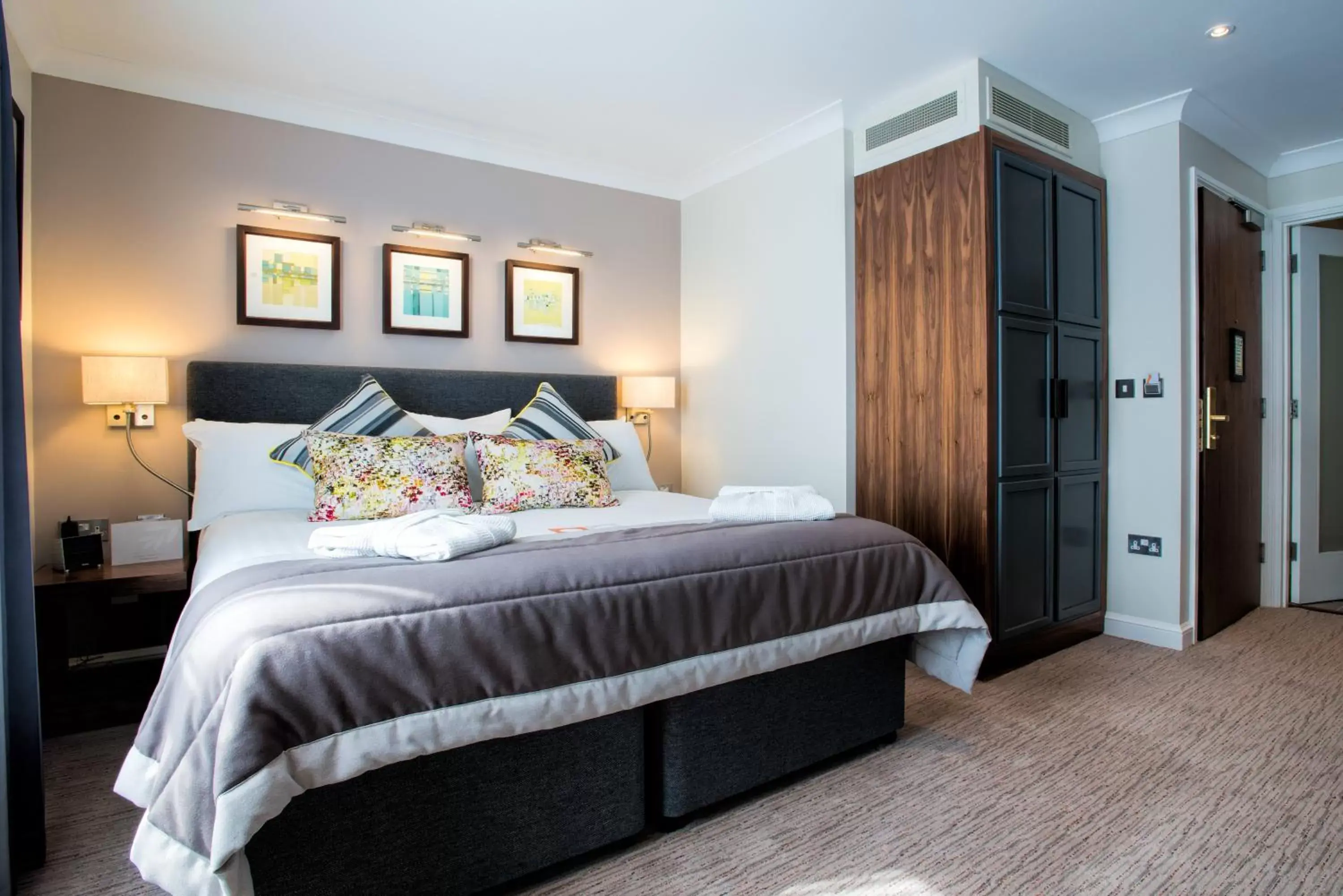 Bedroom, Bed in voco - Oxford Spires, an IHG Hotel