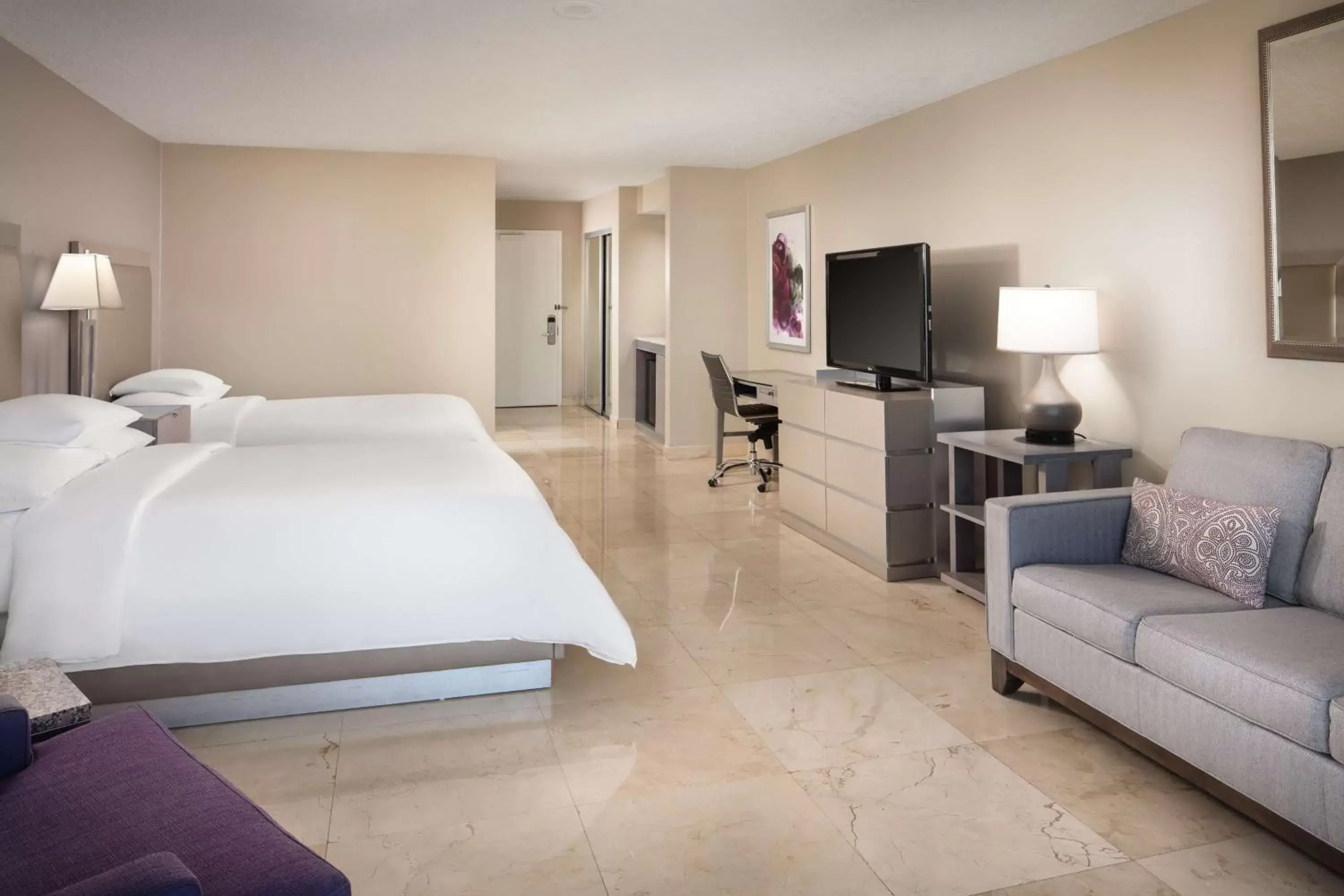 Bedroom, TV/Entertainment Center in DoubleTree by Hilton Grand Hotel Biscayne Bay