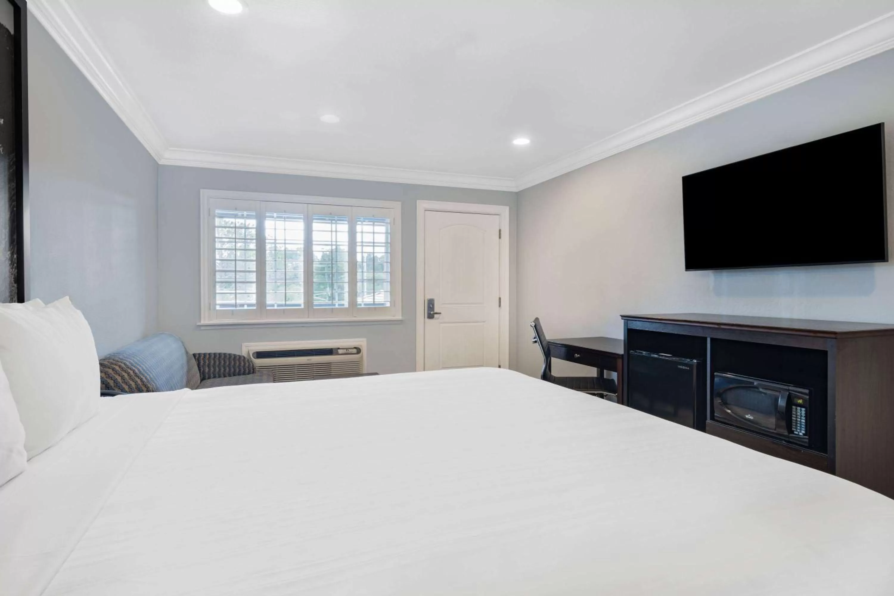 Bed in Aura Inn Monterey