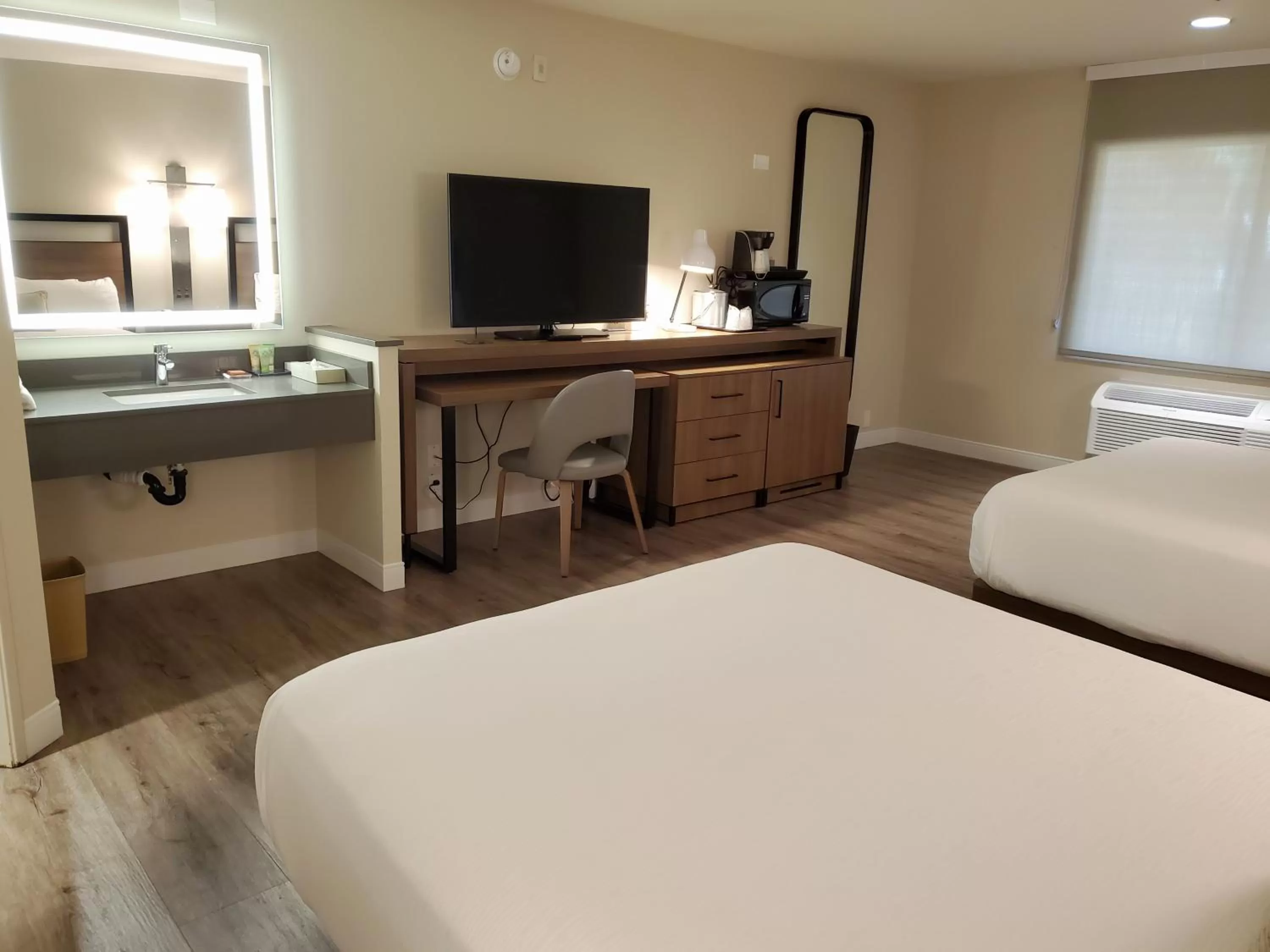 Bedroom in Wyndham Garden San Diego