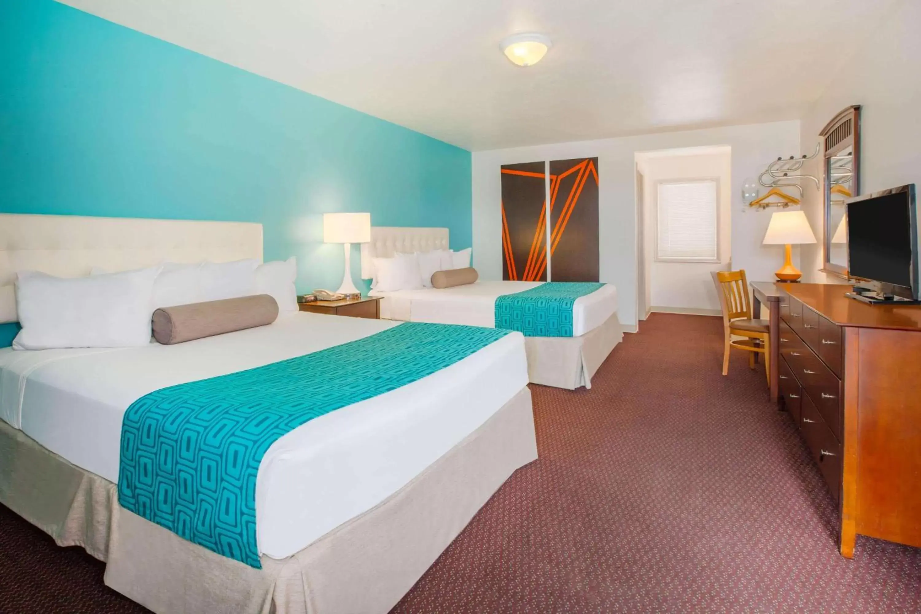 Photo of the whole room, Bed in Howard Johnson by Wyndham Traverse City