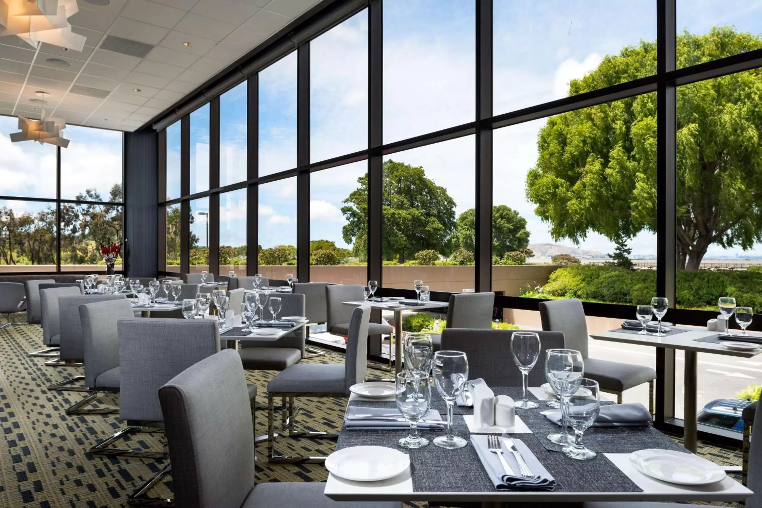 Dining area, Restaurant/Places to Eat in Hilton San Francisco Airport Bayfront - No Resort Fee