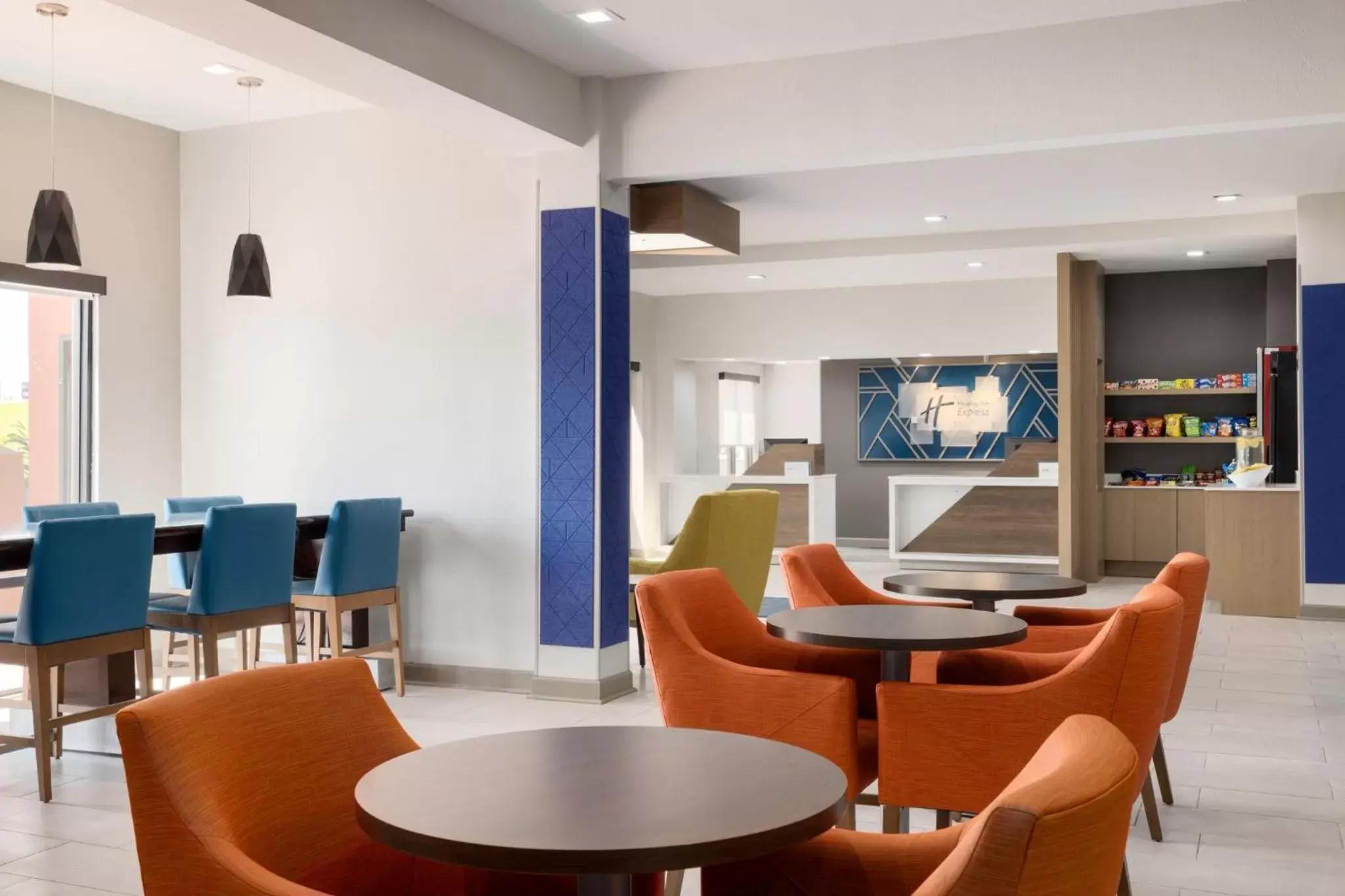 Lobby or reception, Lounge/Bar in Holiday Inn Express & Suites Opelousas, an IHG Hotel