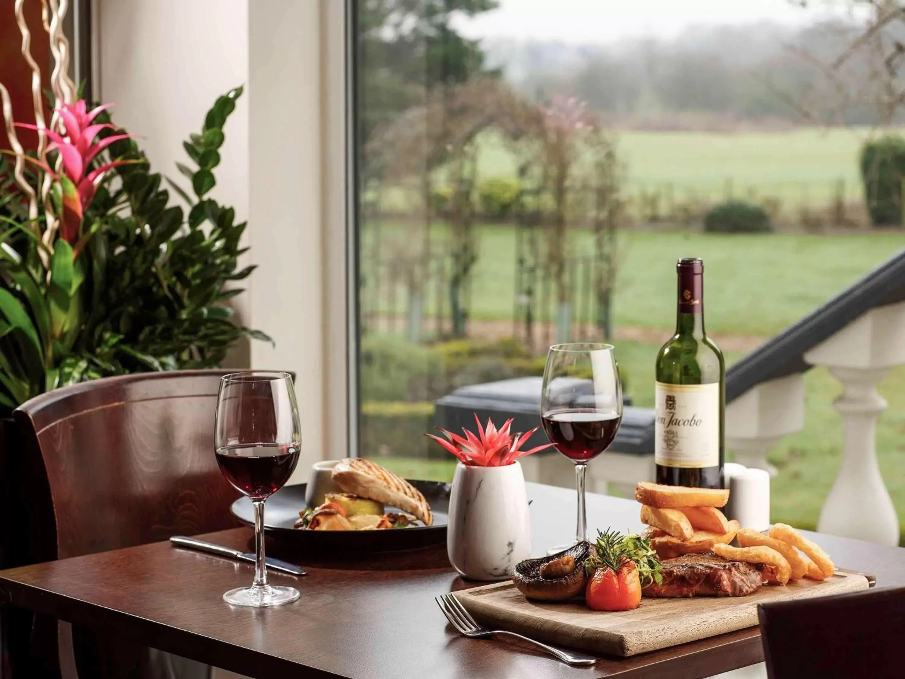 Restaurant/places to eat, Drinks in Mercure Chester Abbots Well Hotel