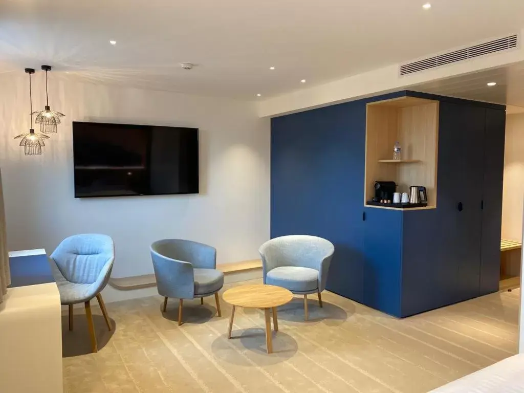 Photo of the whole room, Seating Area in Brit Hotel Piscine & Spa - Fougères