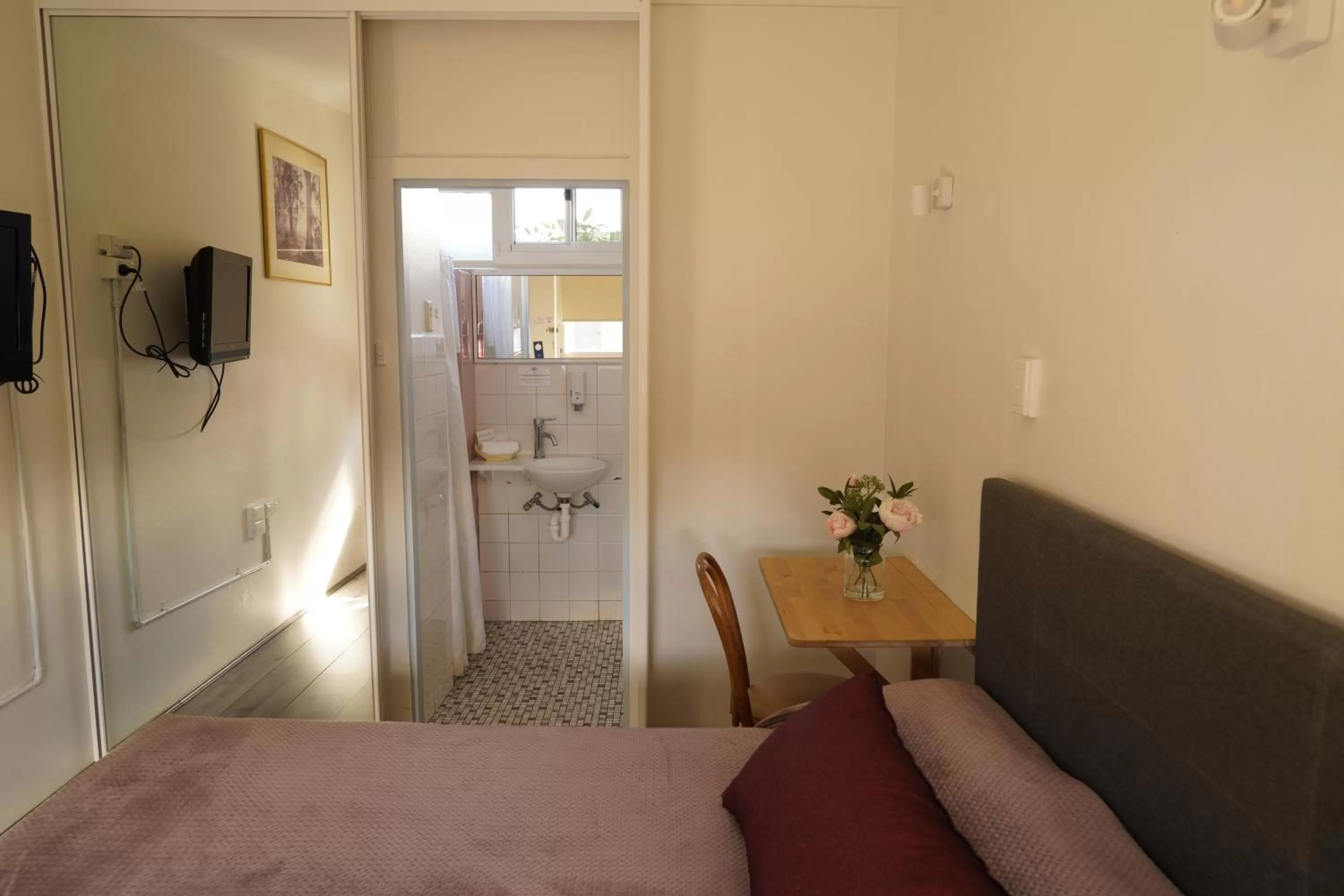 Photo of the whole room, Bed in Country Motor Inn