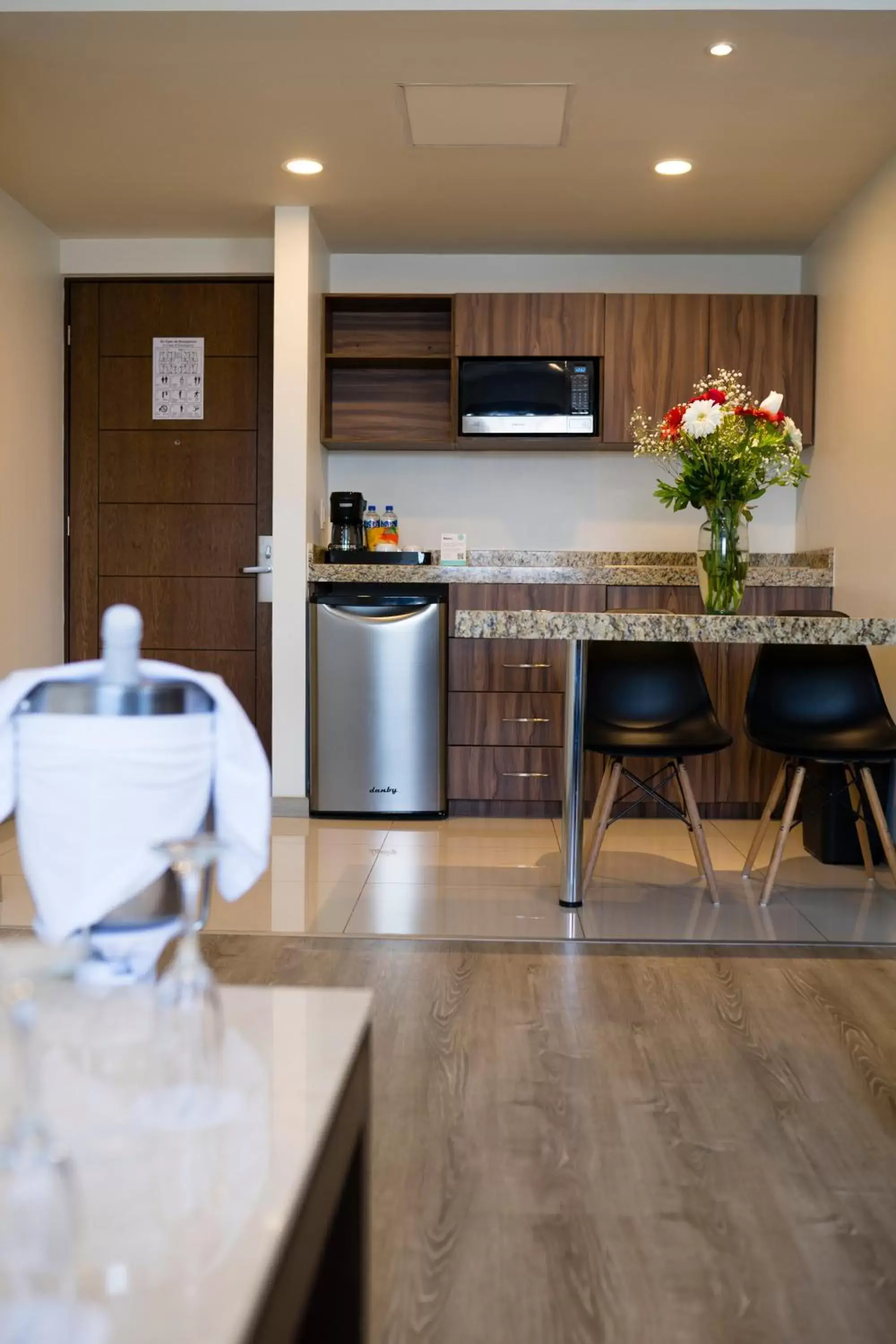 Kitchen/Kitchenette in Hotel Crown Victoria