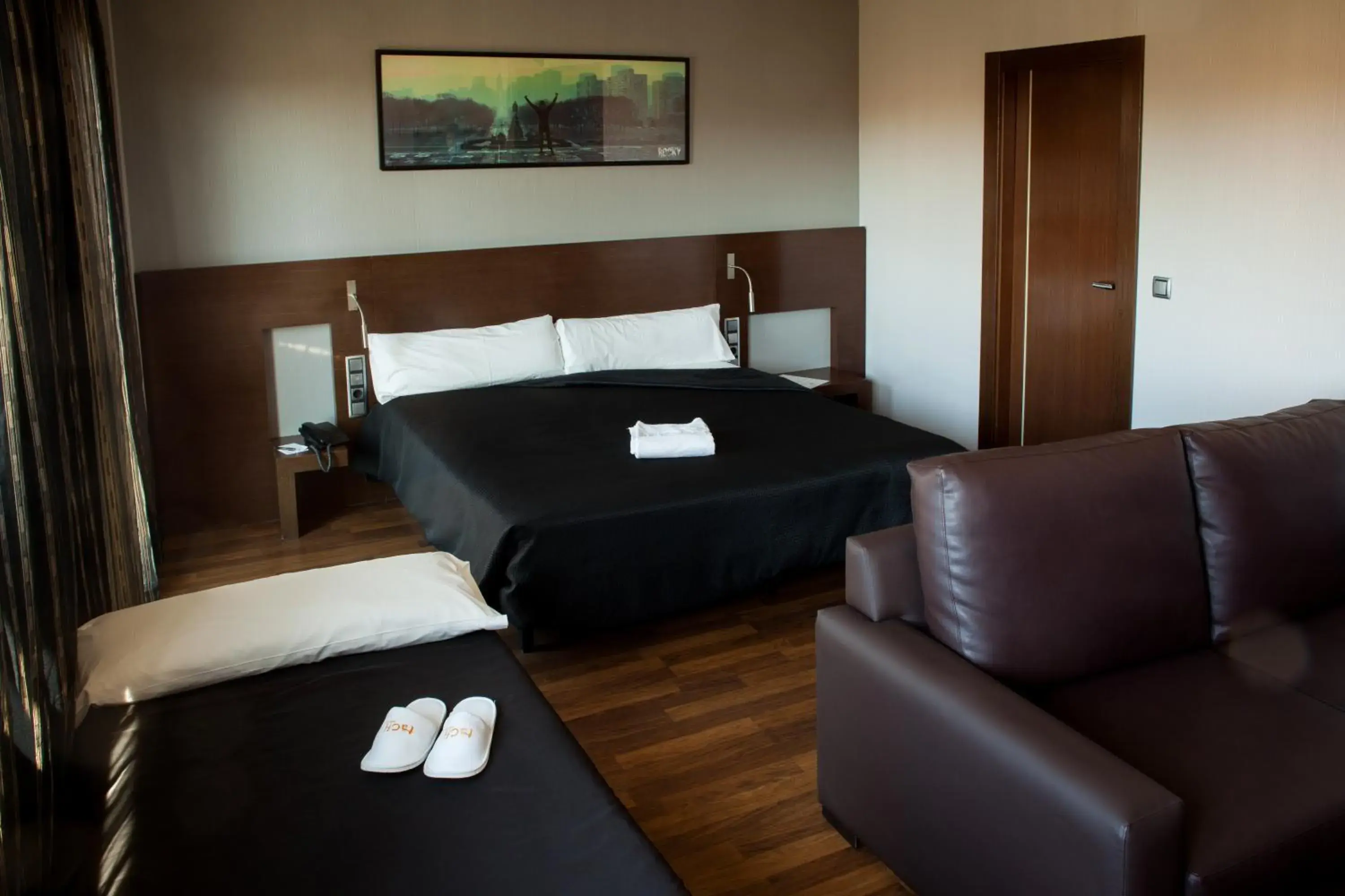 Photo of the whole room, Bed in TaCH Madrid Airport