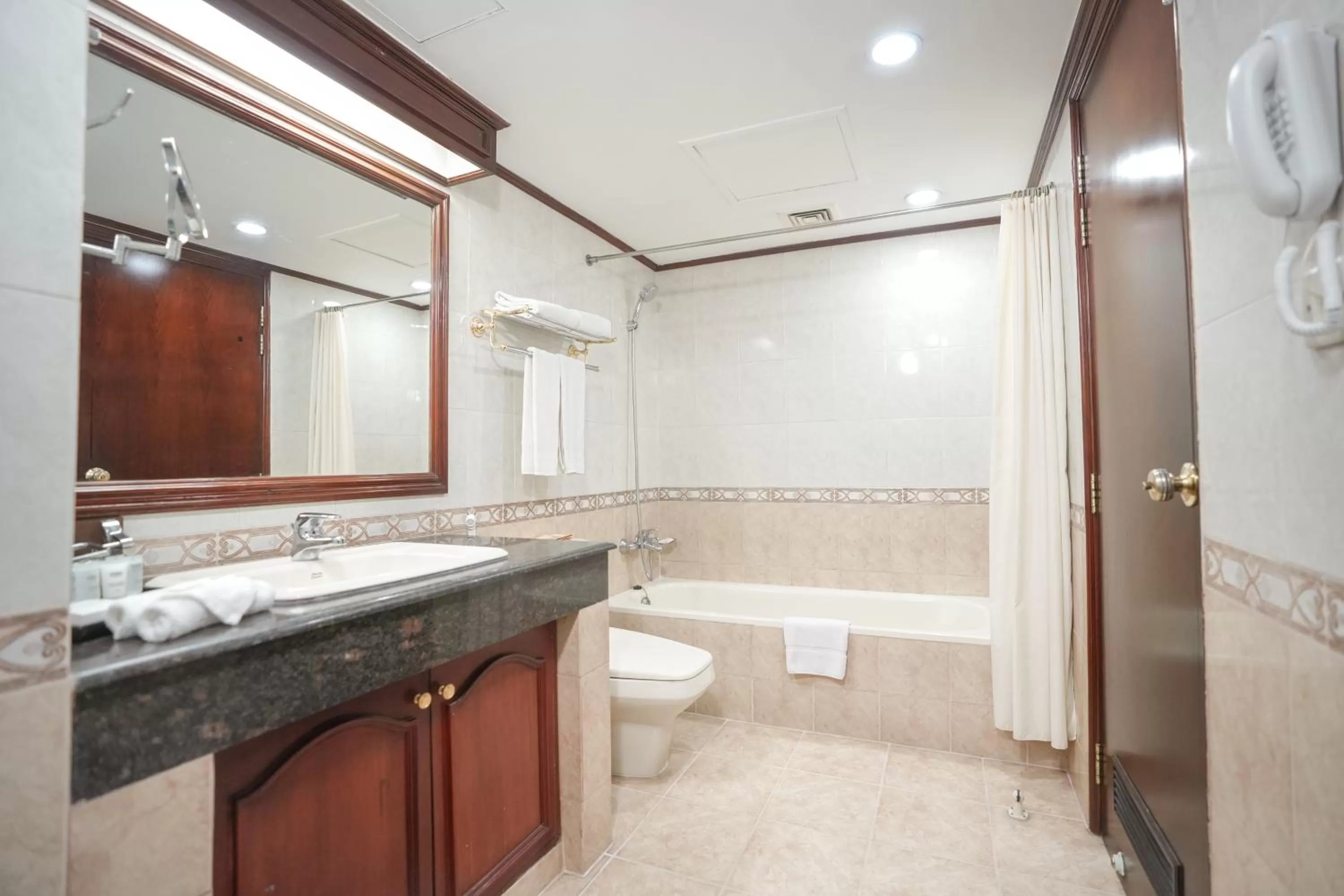 Bath in Hotel Sarina