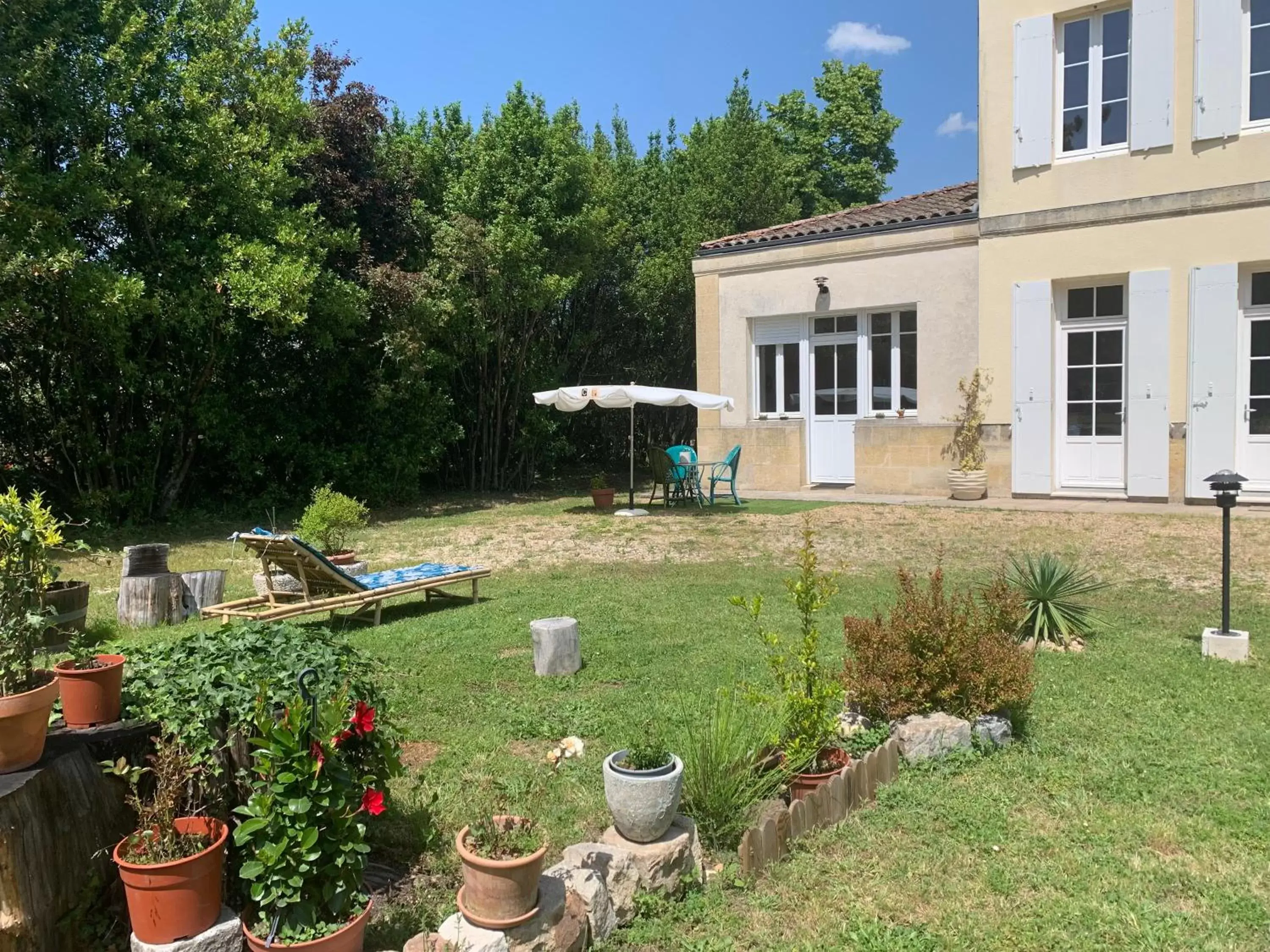 Property building, Garden in Suite privative Abella - Aile de maison bourgeoise