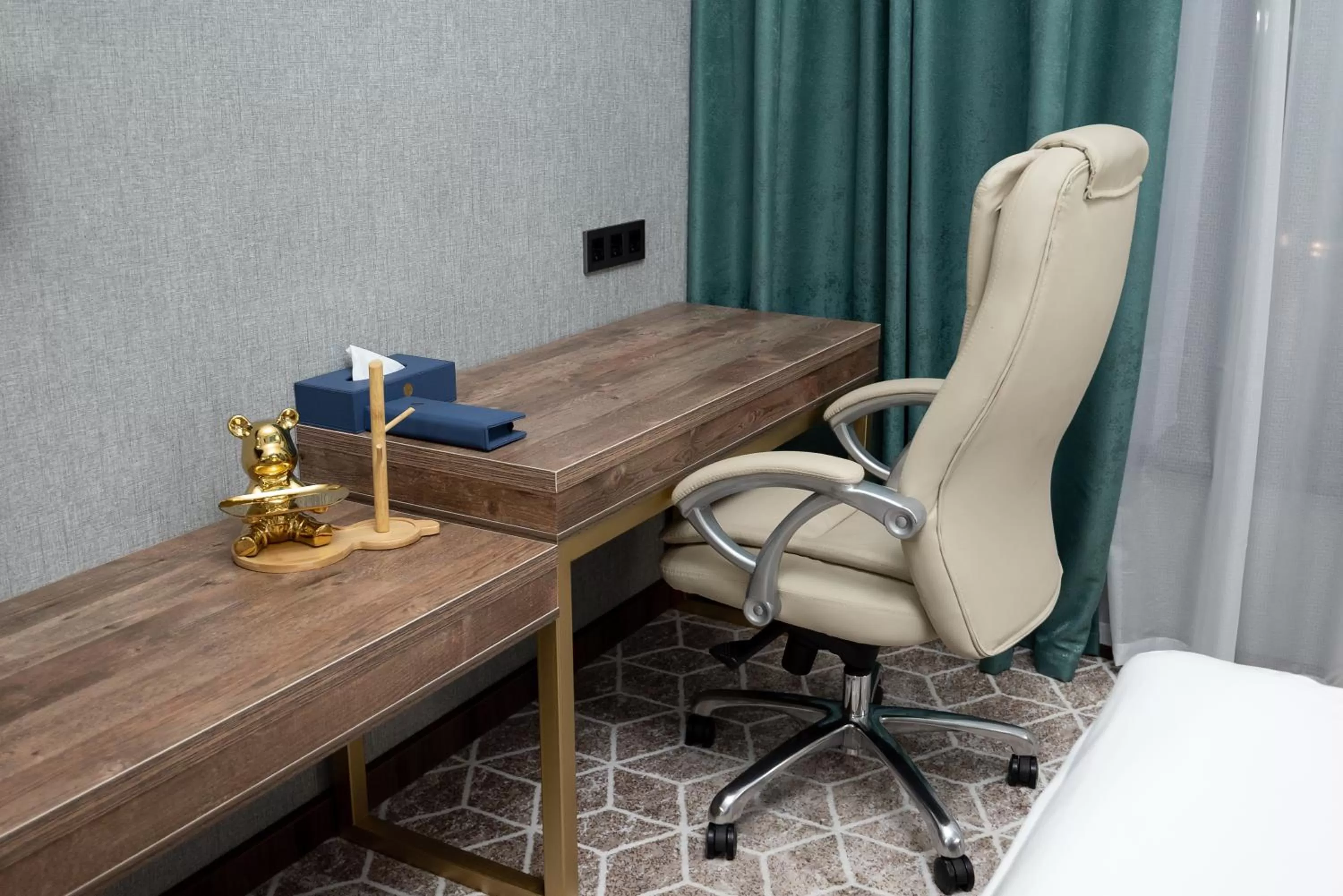 hair dresser in Tauke Khan Plaza