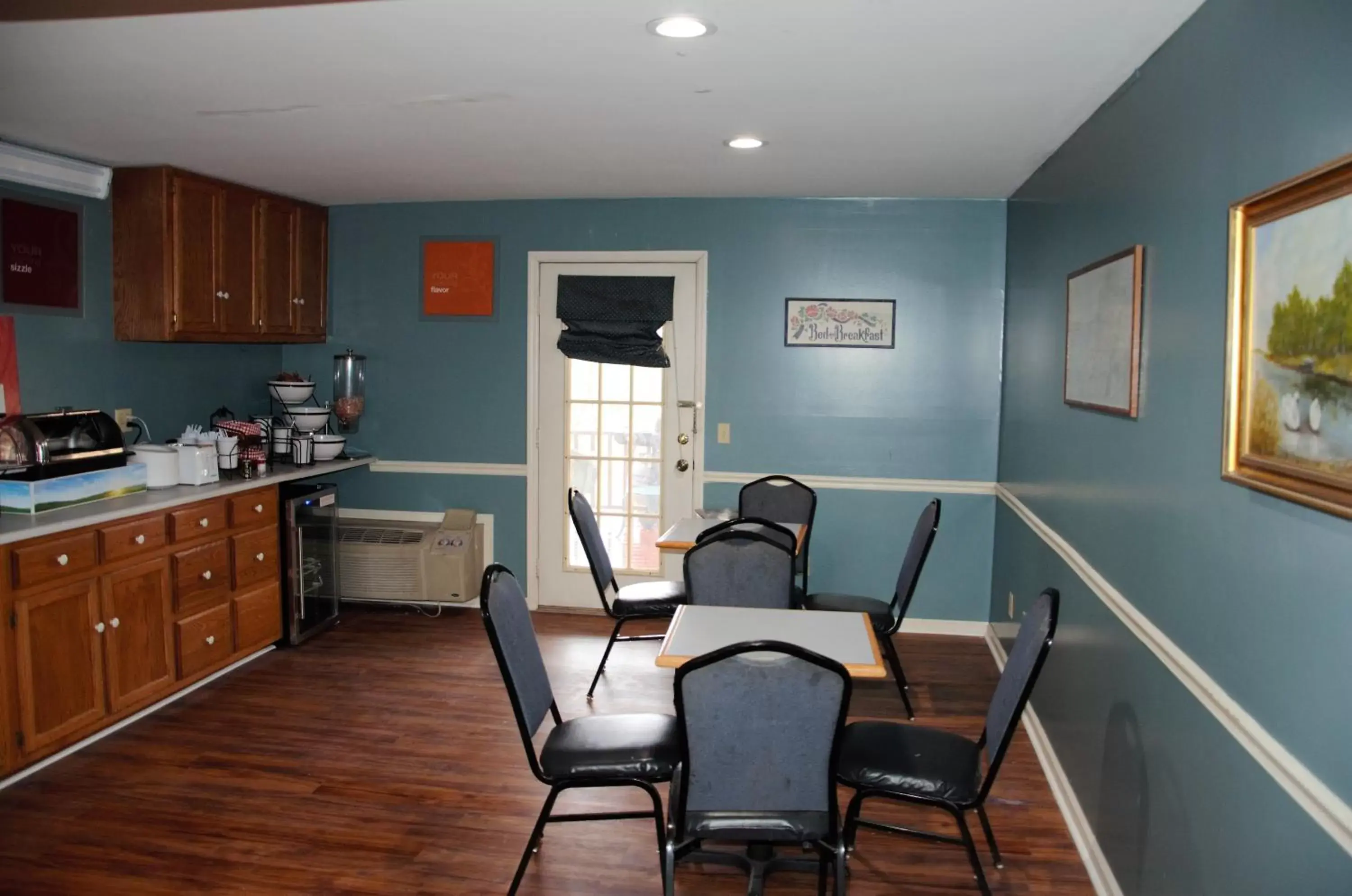 Breakfast, Kitchen/Kitchenette in Four Seasons Country Inn