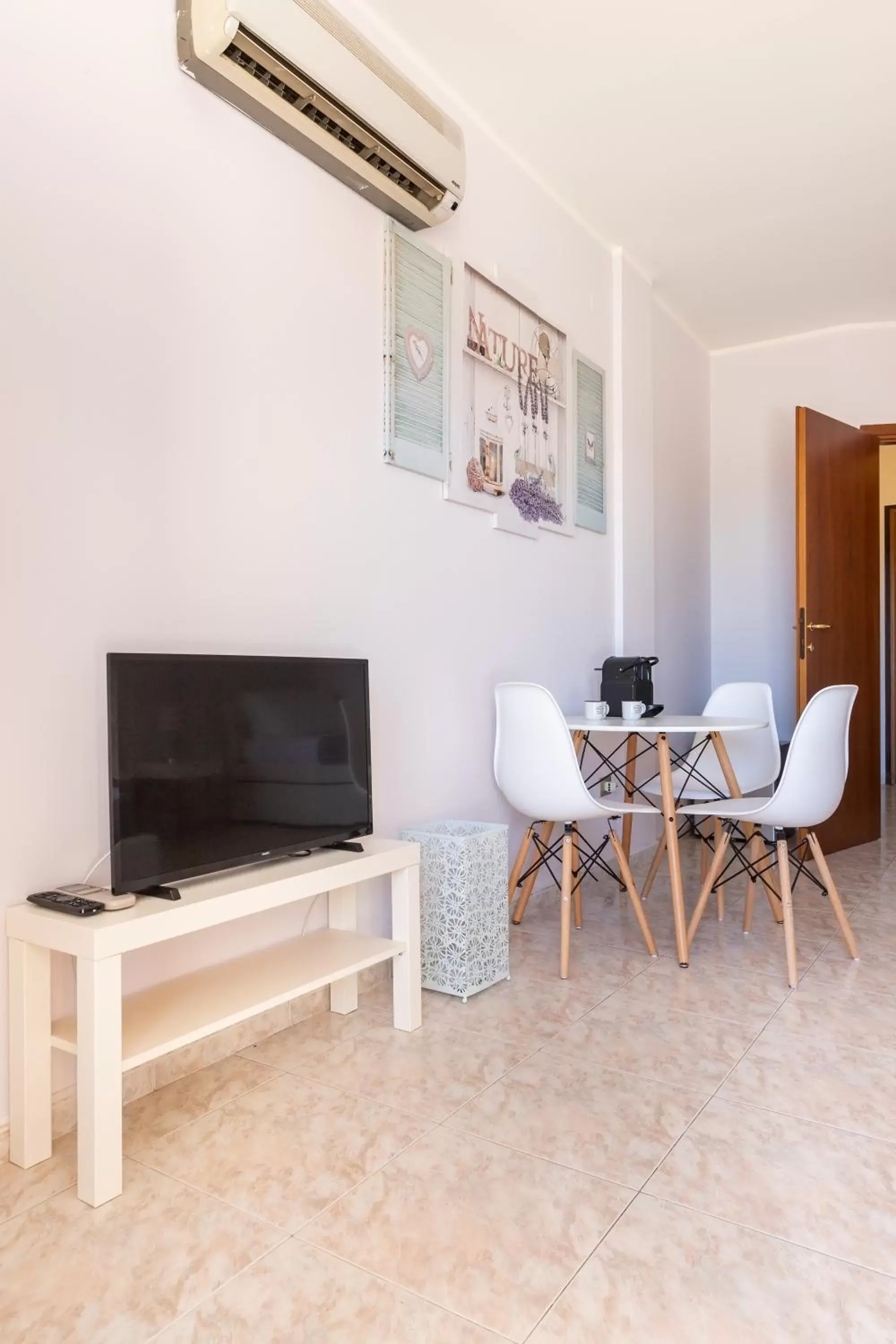 TV and multimedia, TV/Entertainment Center in Residenze Su Planu