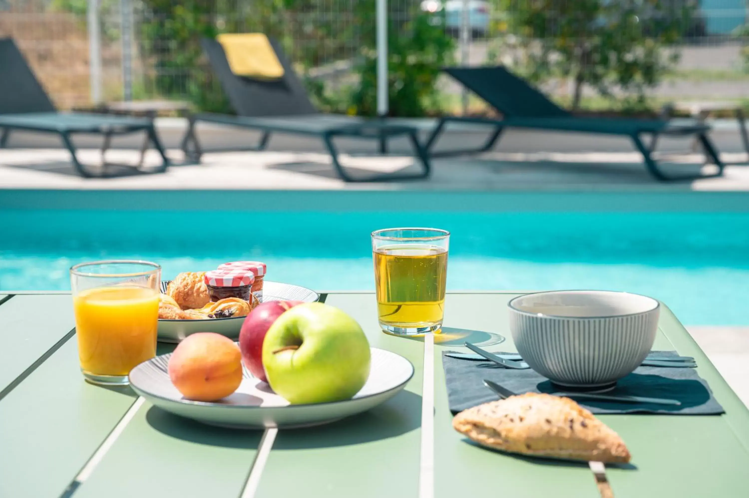 Buffet breakfast, Swimming Pool in ibis Styles Lyon Meyzieu Stadium