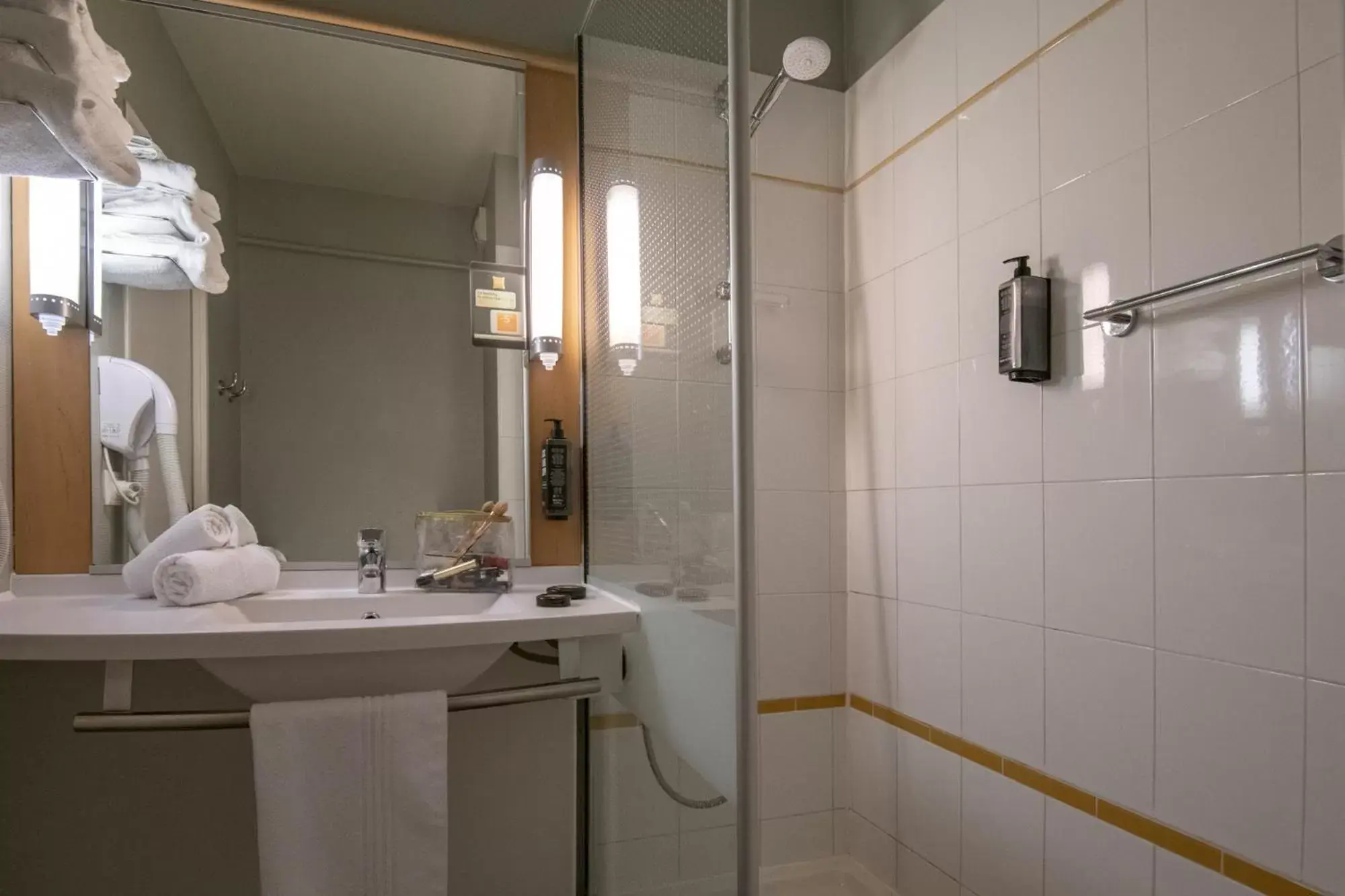Shower, Bathroom in ibis Gap Centre