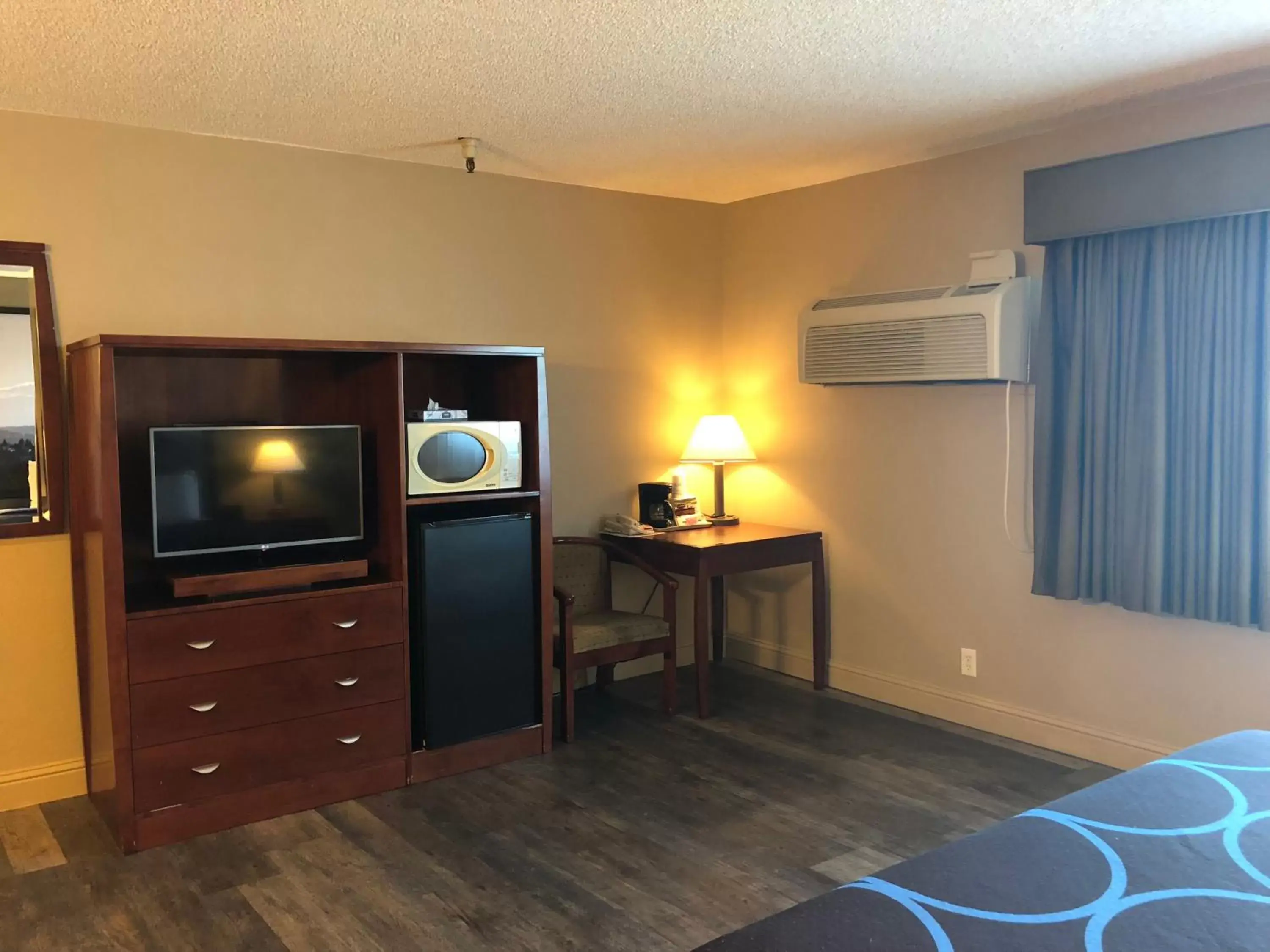 TV/Entertainment Center in Super 8 by Wyndham Sacramento