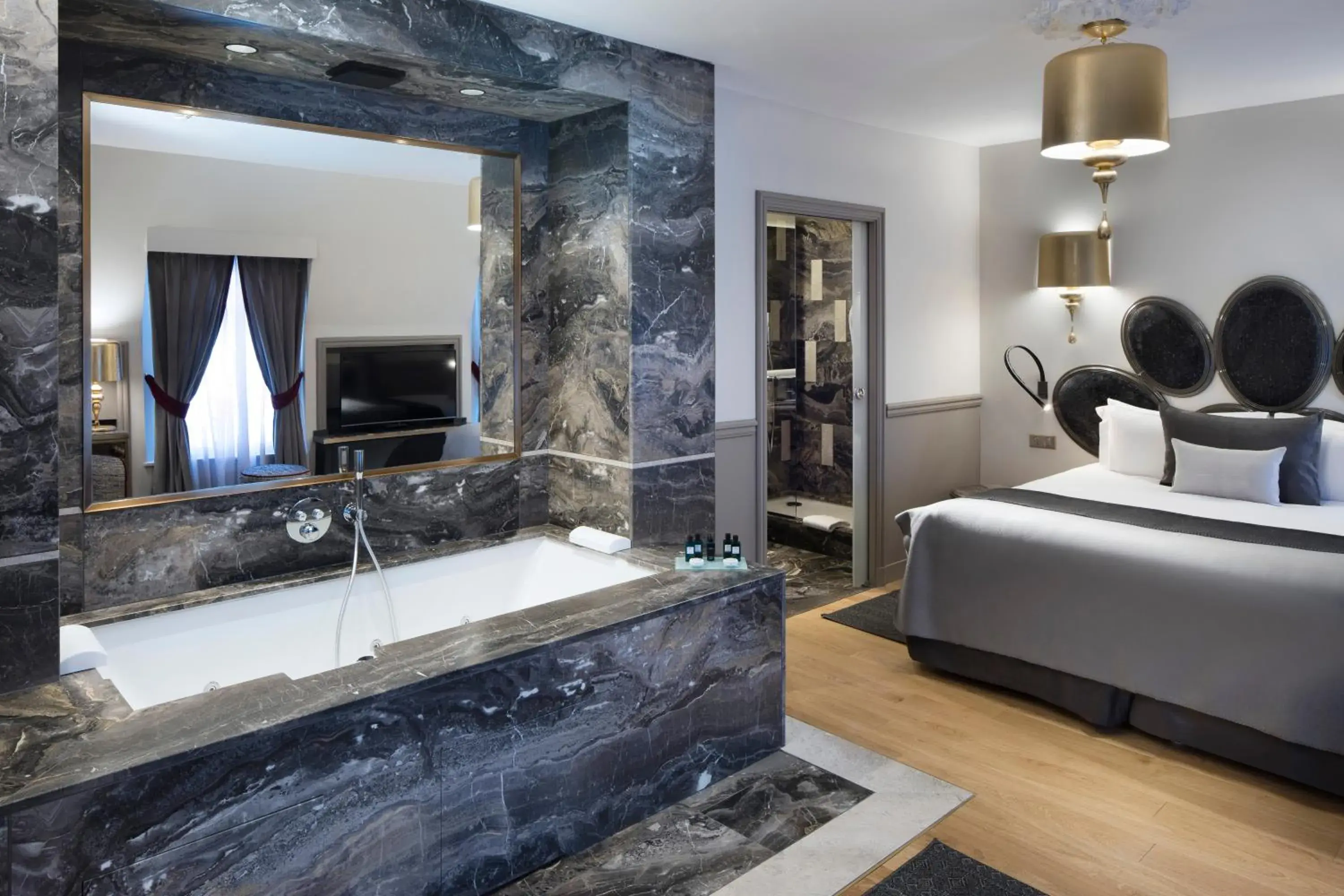 Bed, Bathroom in Hotel Lumen Paris Louvre
