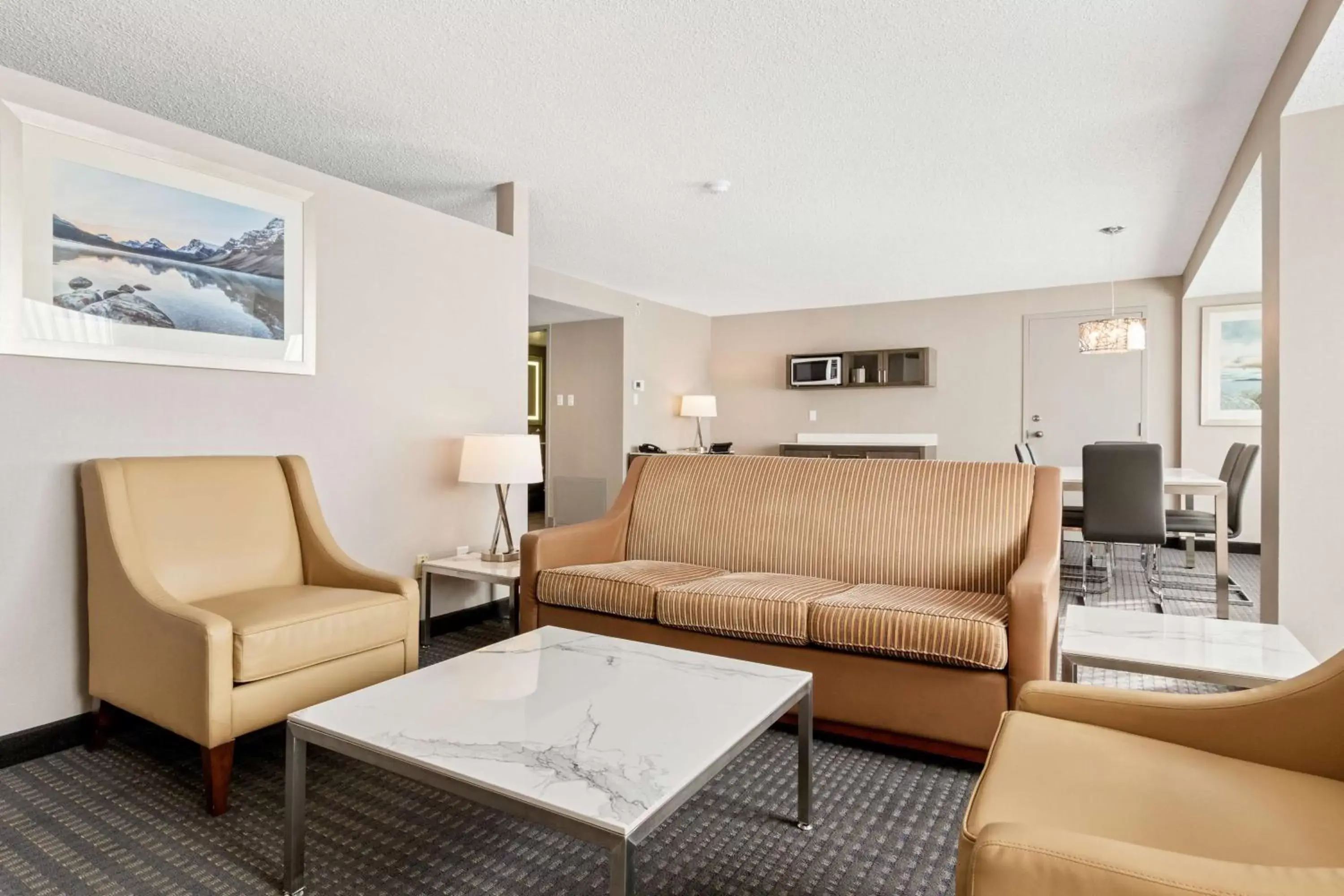 Photo of the whole room, Seating Area in Best Western Premier Calgary Plaza Hotel & Conference Centre