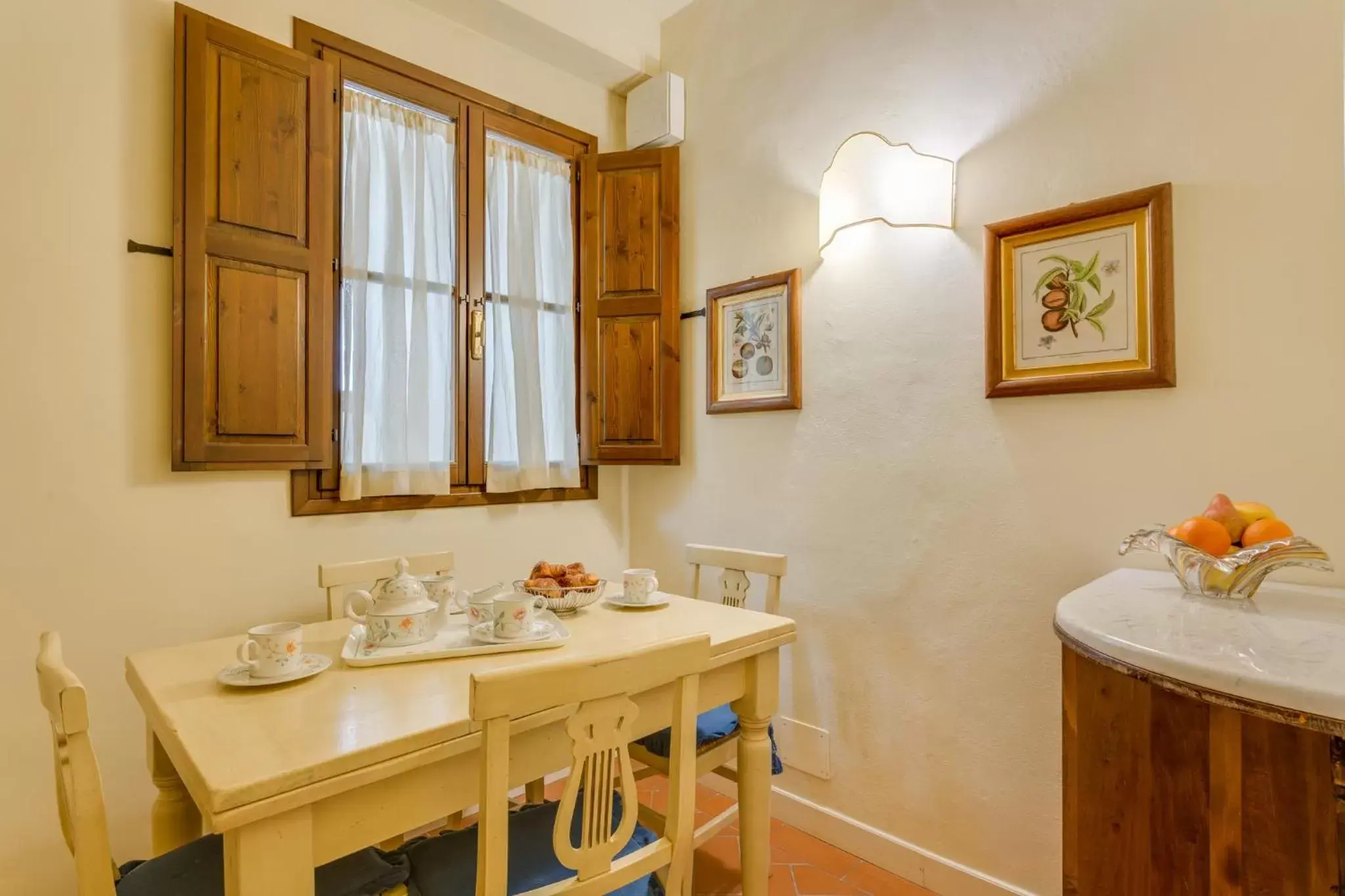 Kitchen or kitchenette, Dining Area in La Casa Del Garbo - Luxury Rooms & Suite