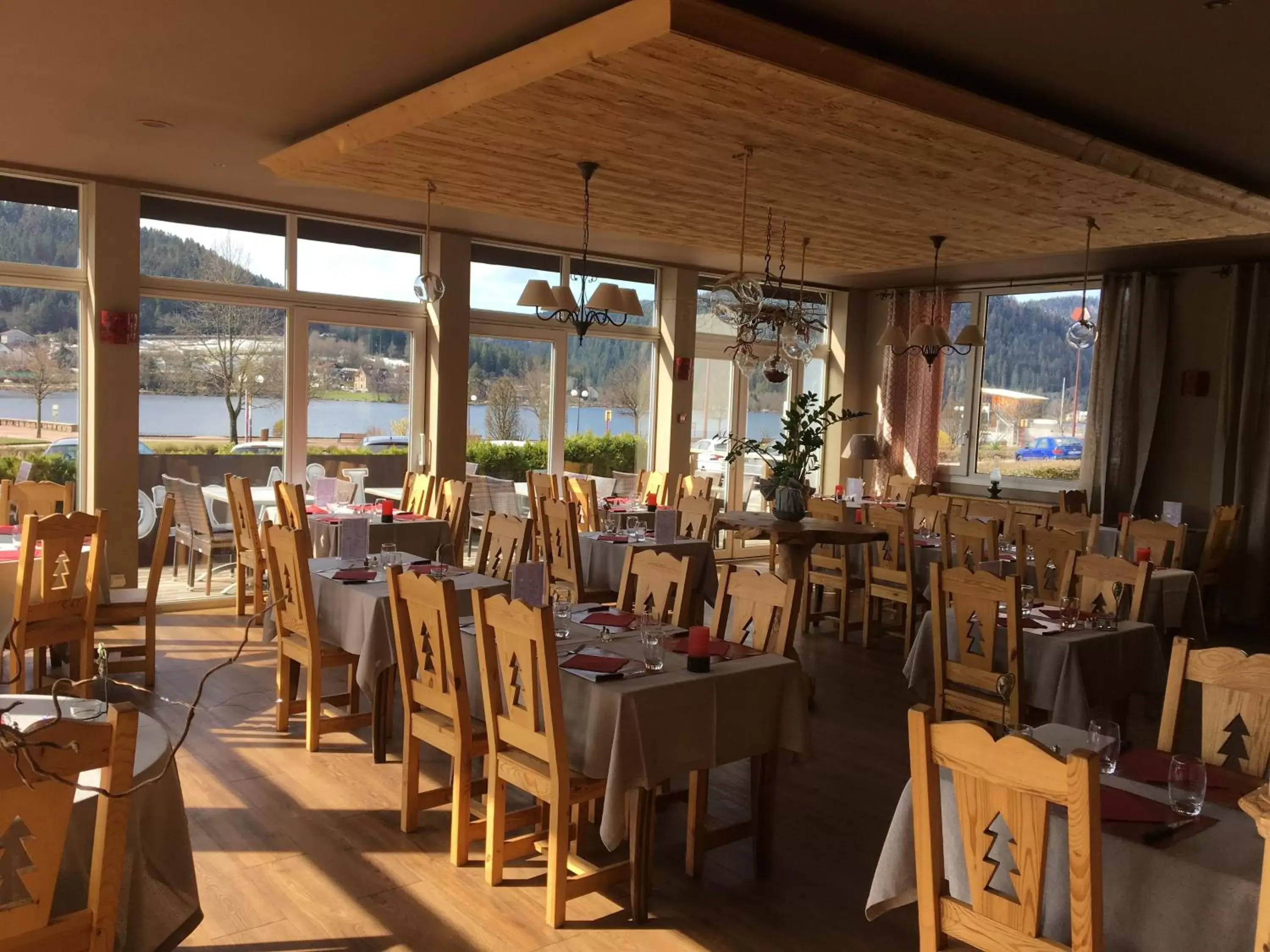 Restaurant/Places to Eat in Le Ptit Hotel du Lac