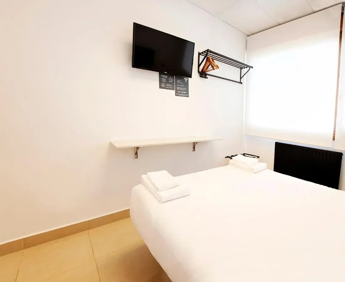 Communal lounge/ TV room, Bed in Hotel Artxanda