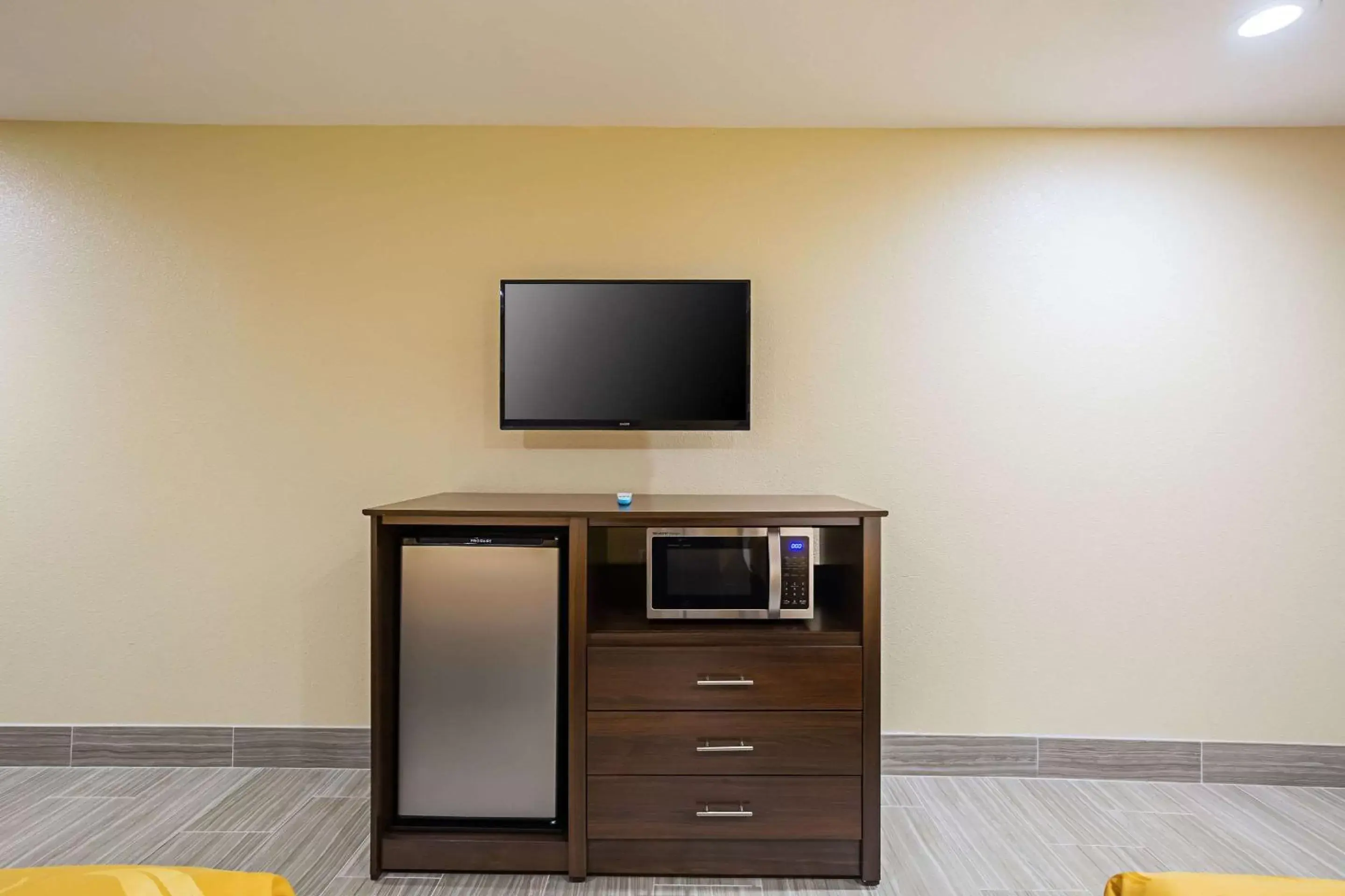 Photo of the whole room, TV/Entertainment Center in Quality Inn Rockport on Aransas Bay