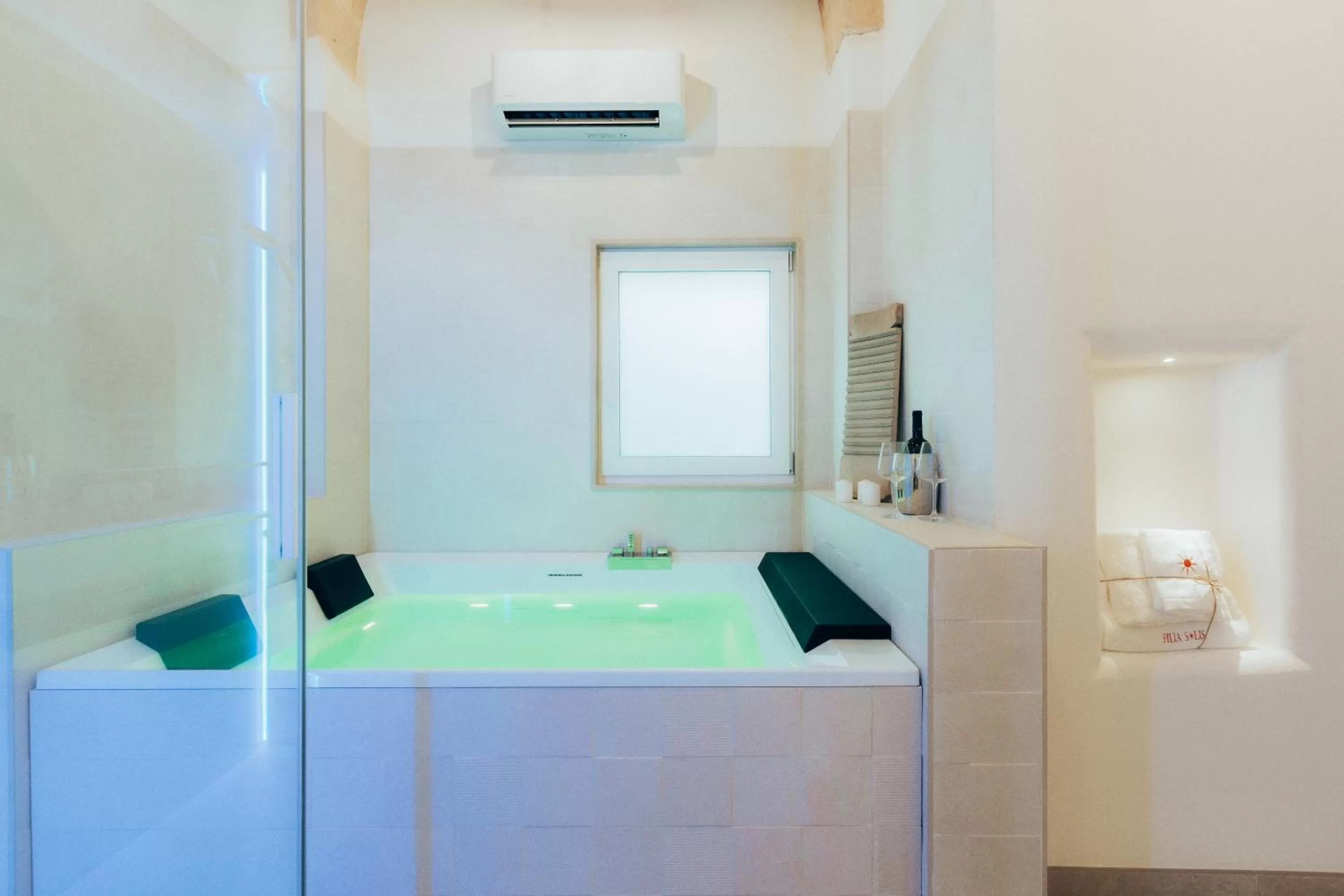 Hot Tub in Filia Solis - Old Town SUITEs & SPA