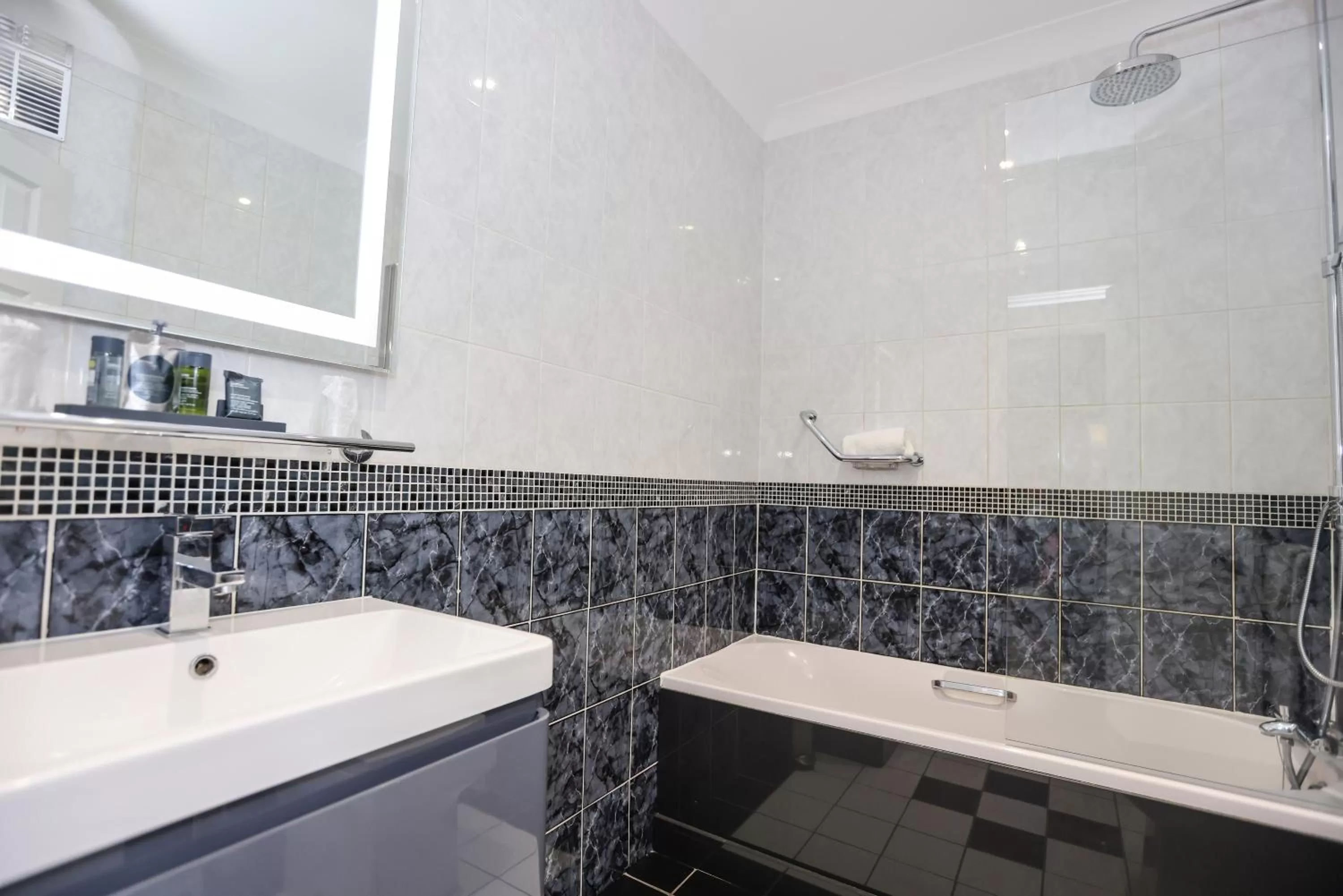 Shower in Cumberland Hotel - OCEANA COLLECTION