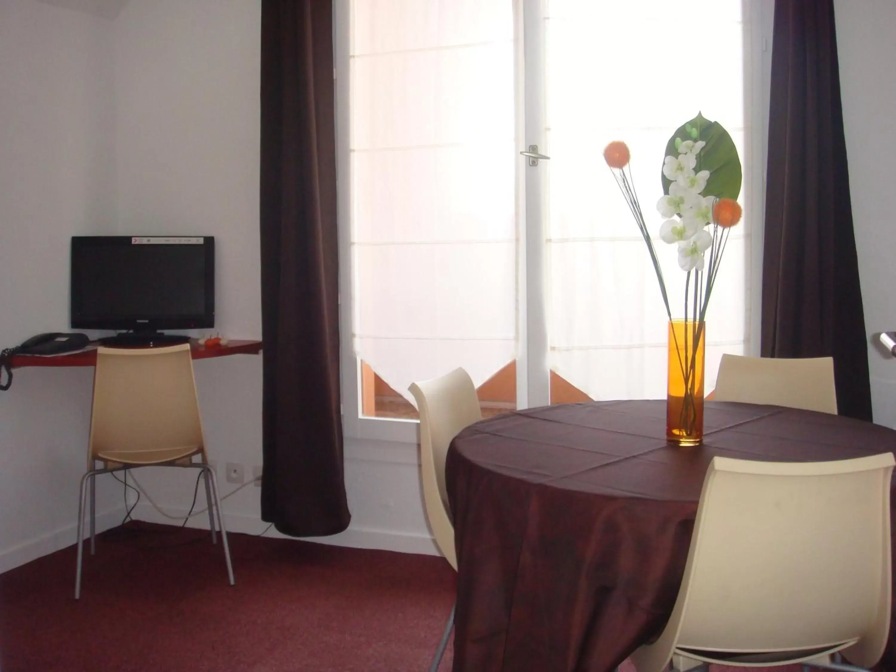 Seating area, TV/Entertainment Center in Geneva Residence