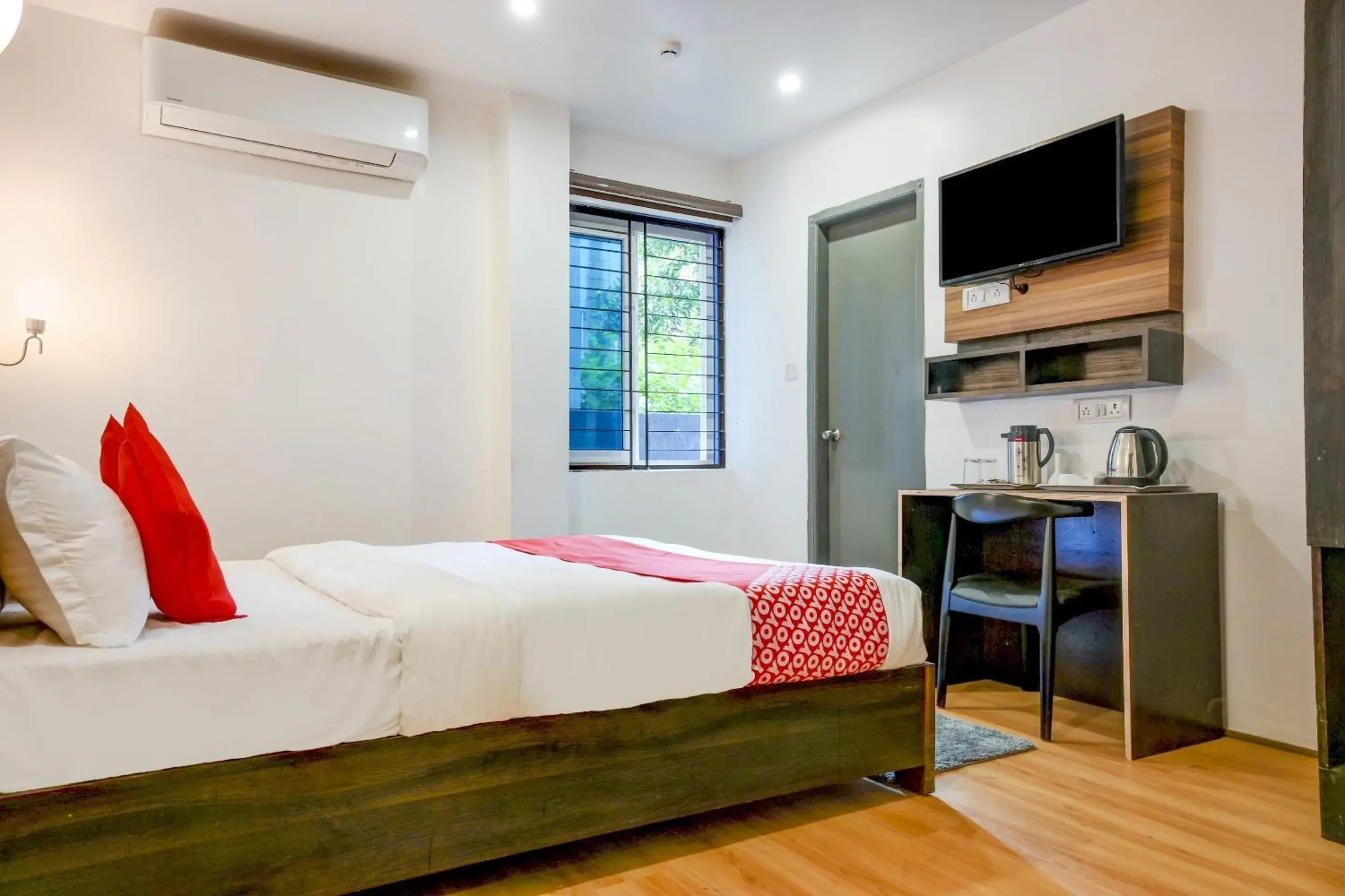 Bedroom, Bed in Super OYO Townhouse 412 Aditya International