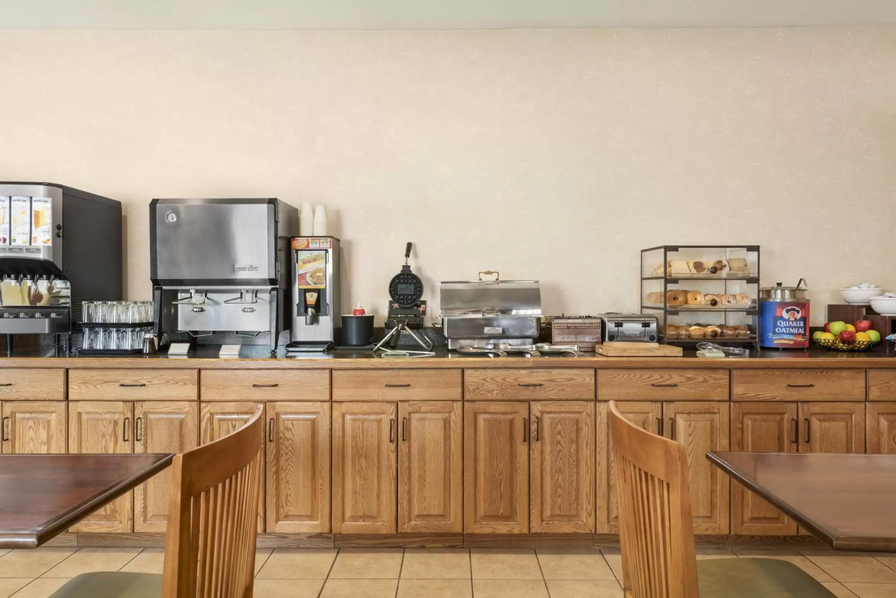 Continental breakfast in Country Inn & Suites by Radisson, Peoria North, IL