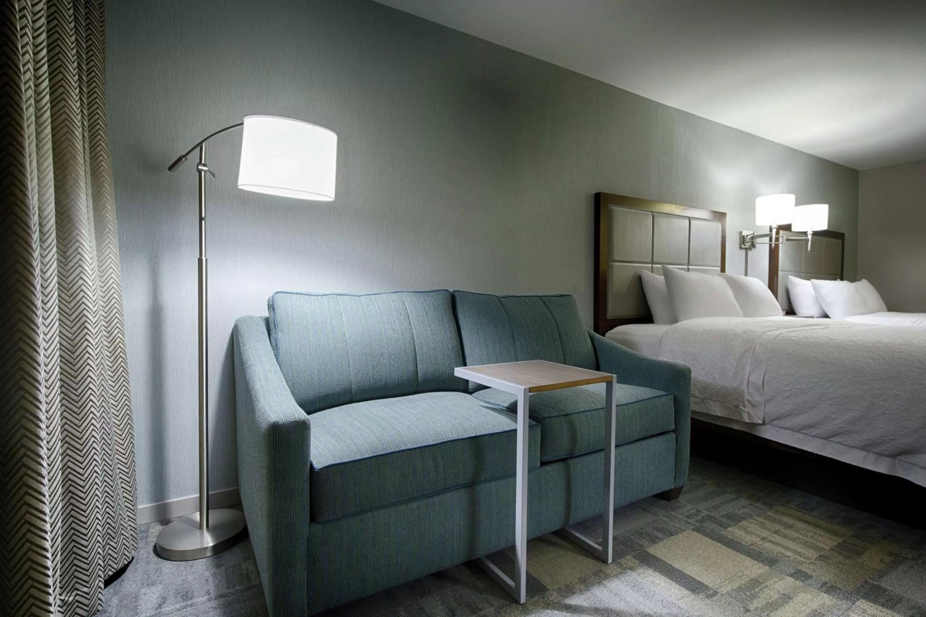 Living room, Bed in Hampton Inn Salina